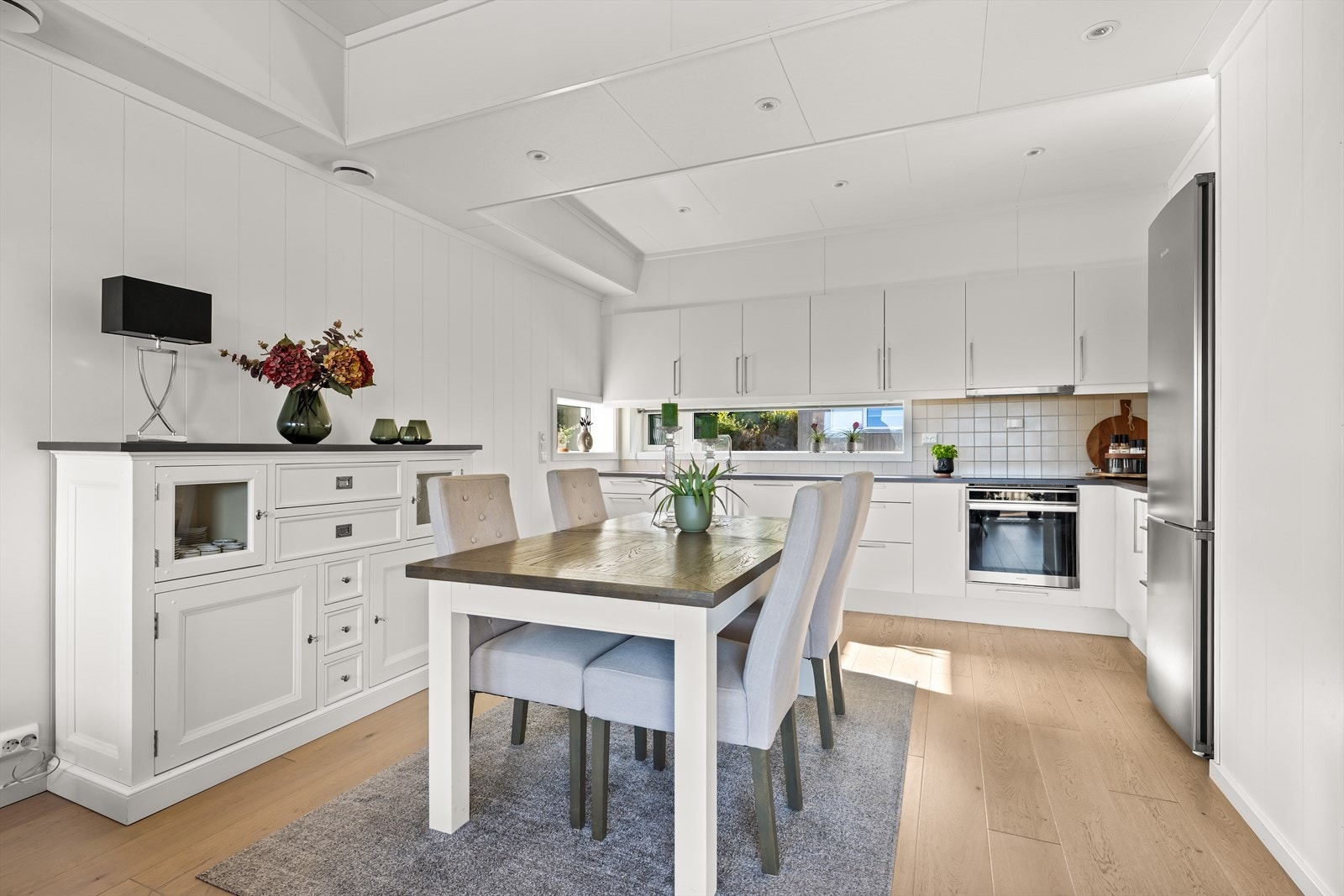 Kjøkken med spiseplass. Galleribilde