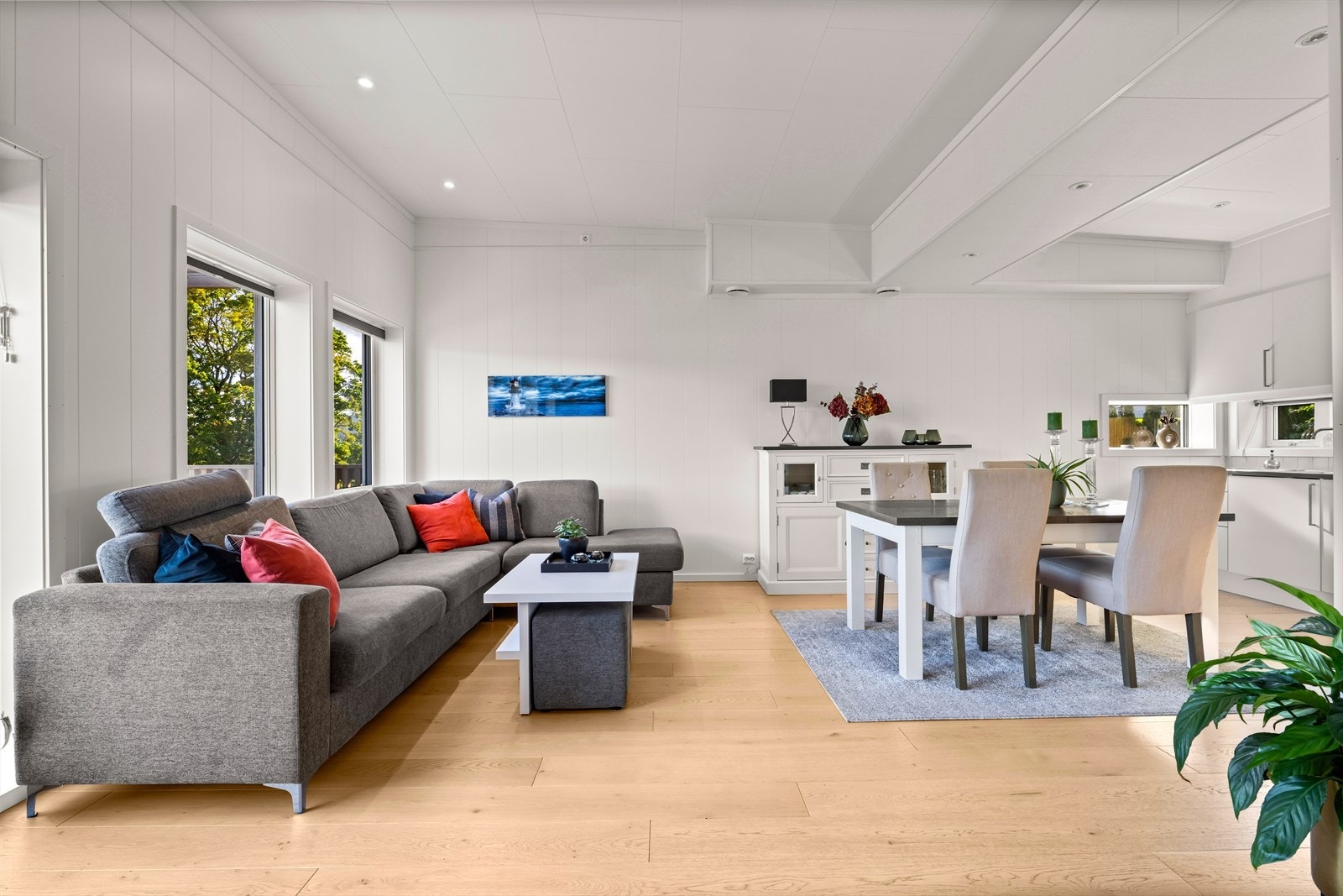 Stuen har åpen løsning mot kjøkken. Galleribilde