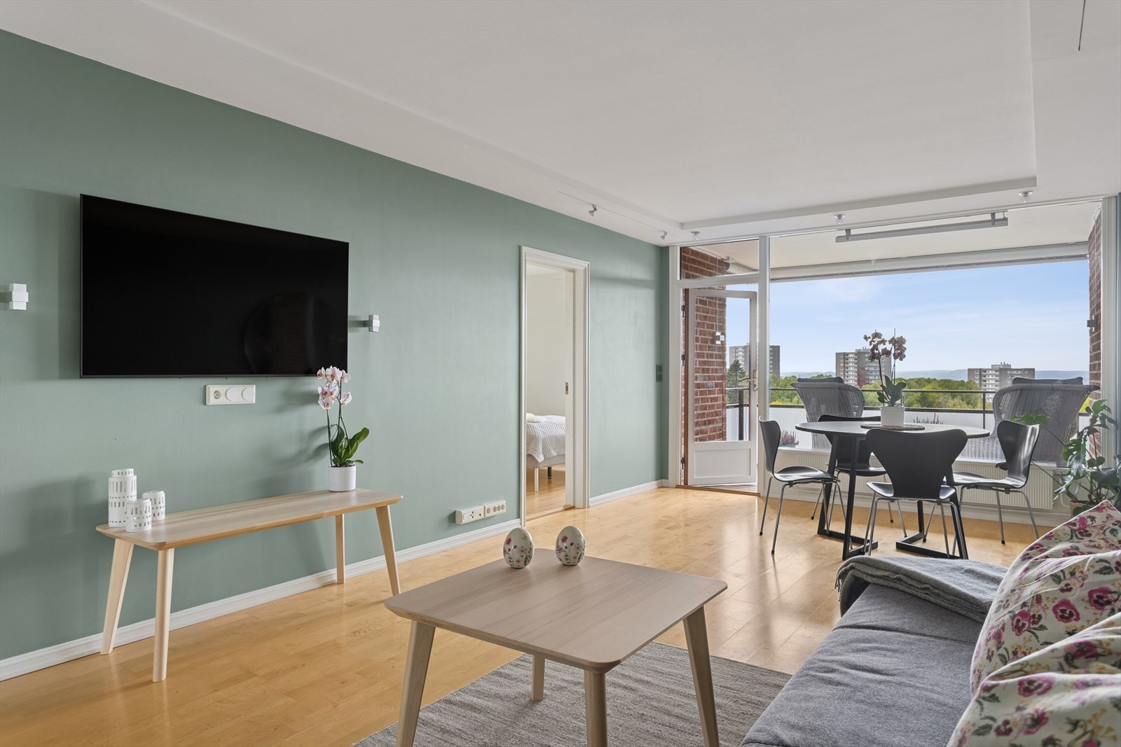 Det åpne rommet gir fin plass til en sofagruppe med tilhørende møblement, og legger godt til rette for et sosialt liv med familie og venner. Galleribilde