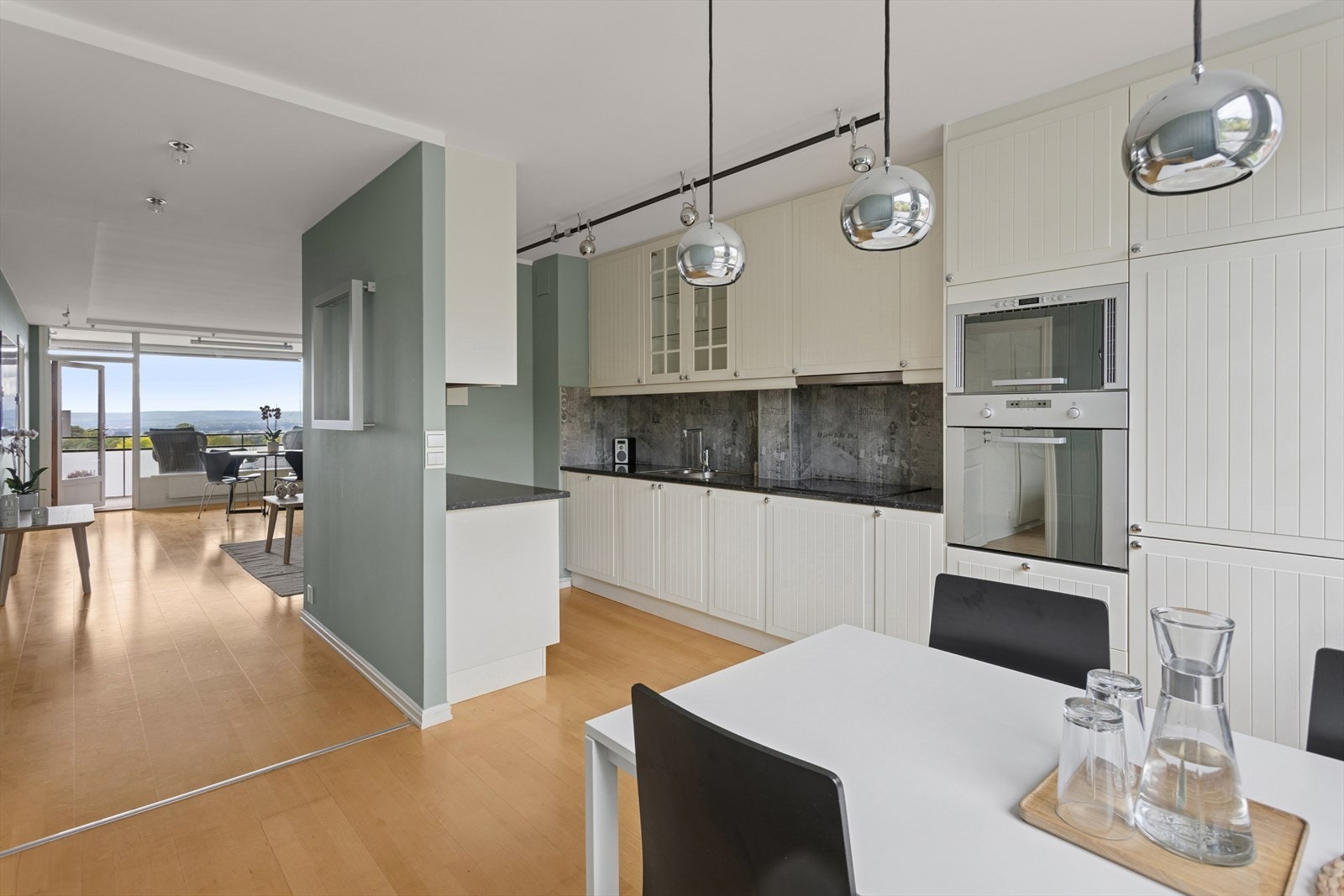 Kjøkkenet har en lys og pen innredning med profilerte fronter og laminat benkeplate, samt rikelig med både skap- og benkeplass. Galleribilde