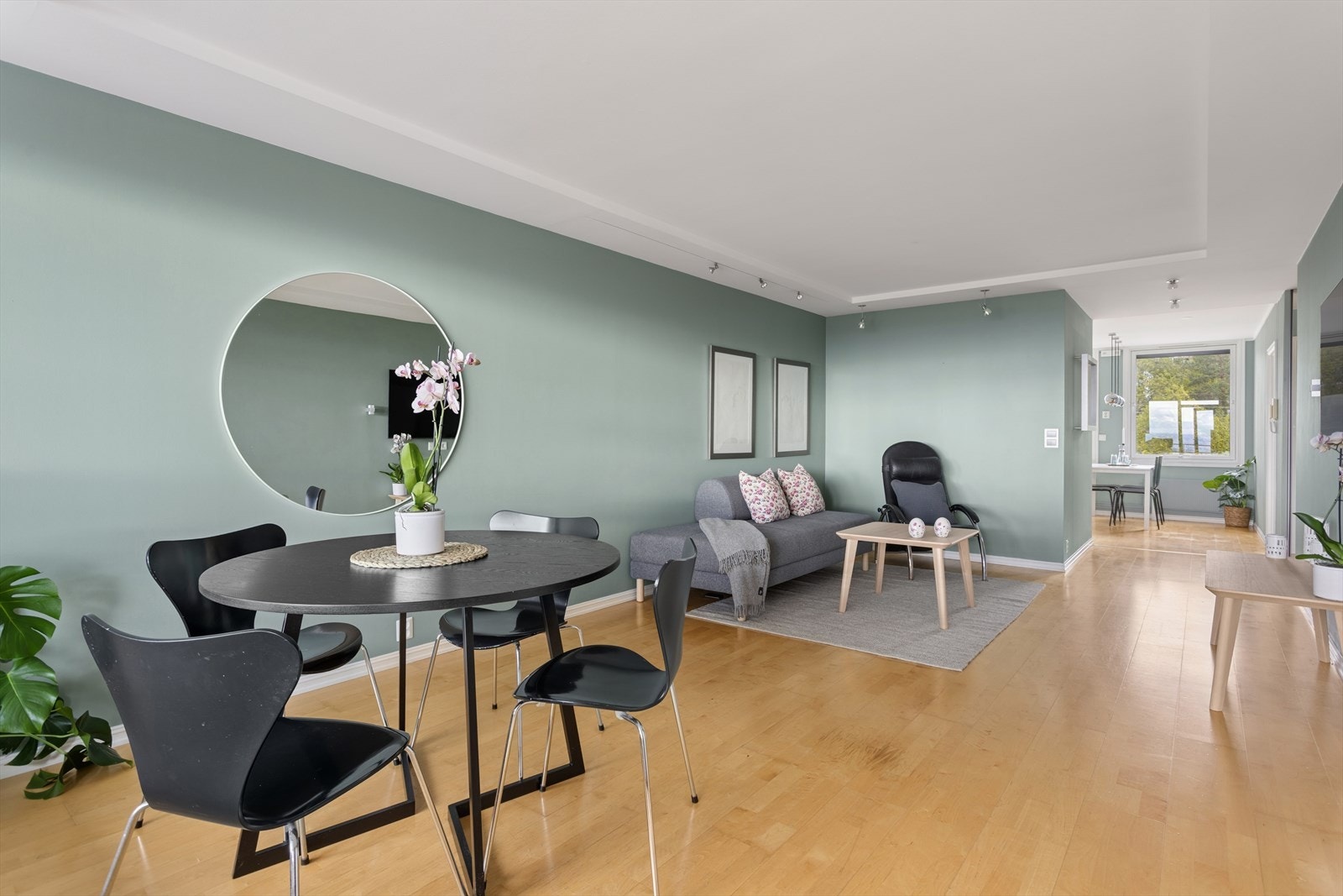 Leiligheten har en gjennomgående planløsning med rikelig lysinnslipp fra begge sider. Galleribilde