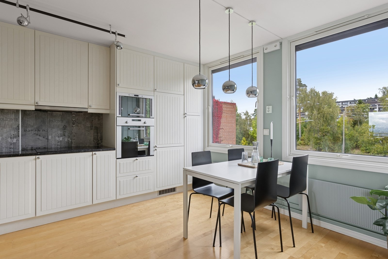 To store vinduer gir fine lysforhold. Galleribilde