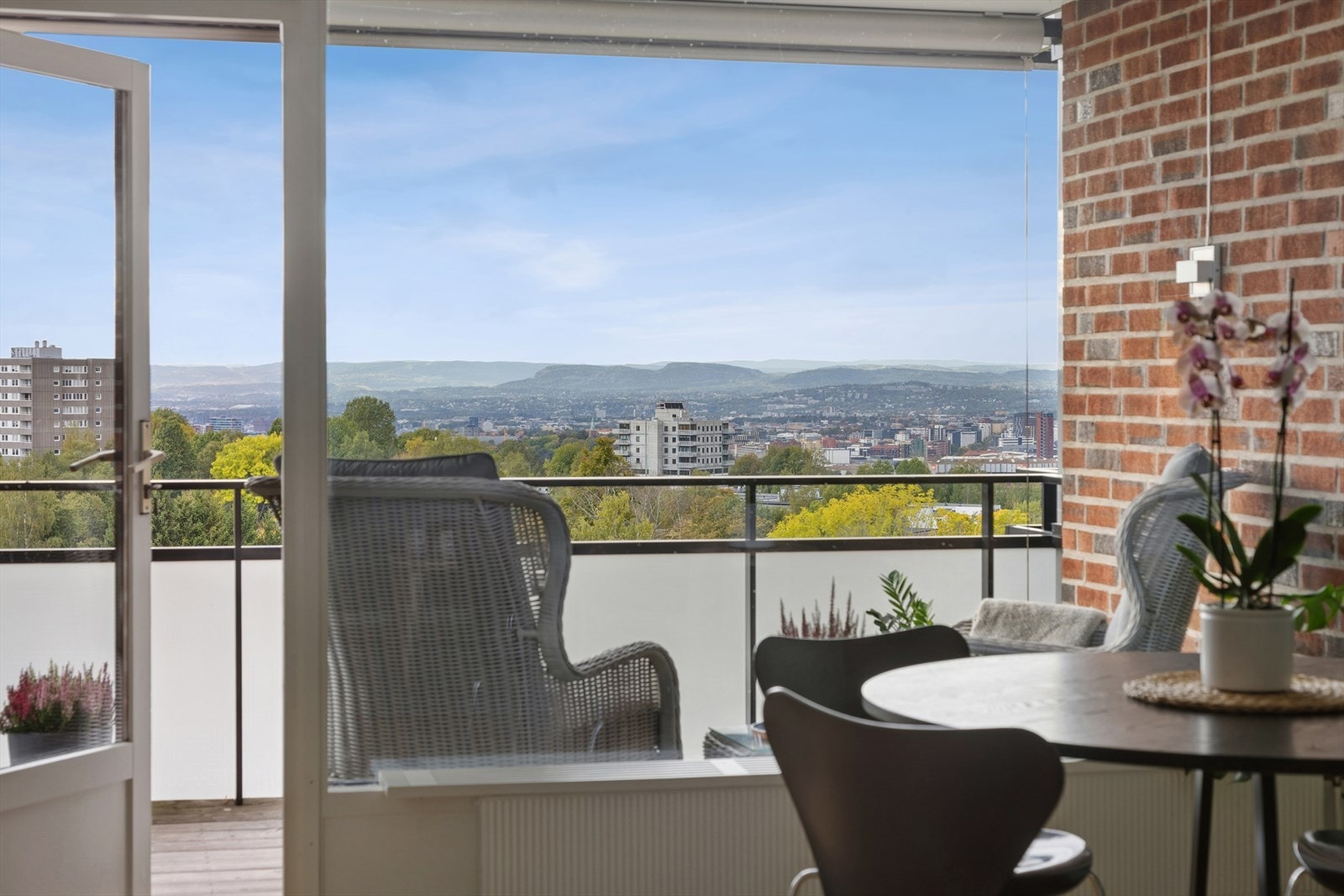 Spisestuen er perfekt plassert ved de flotte vindusflatene. Galleribilde