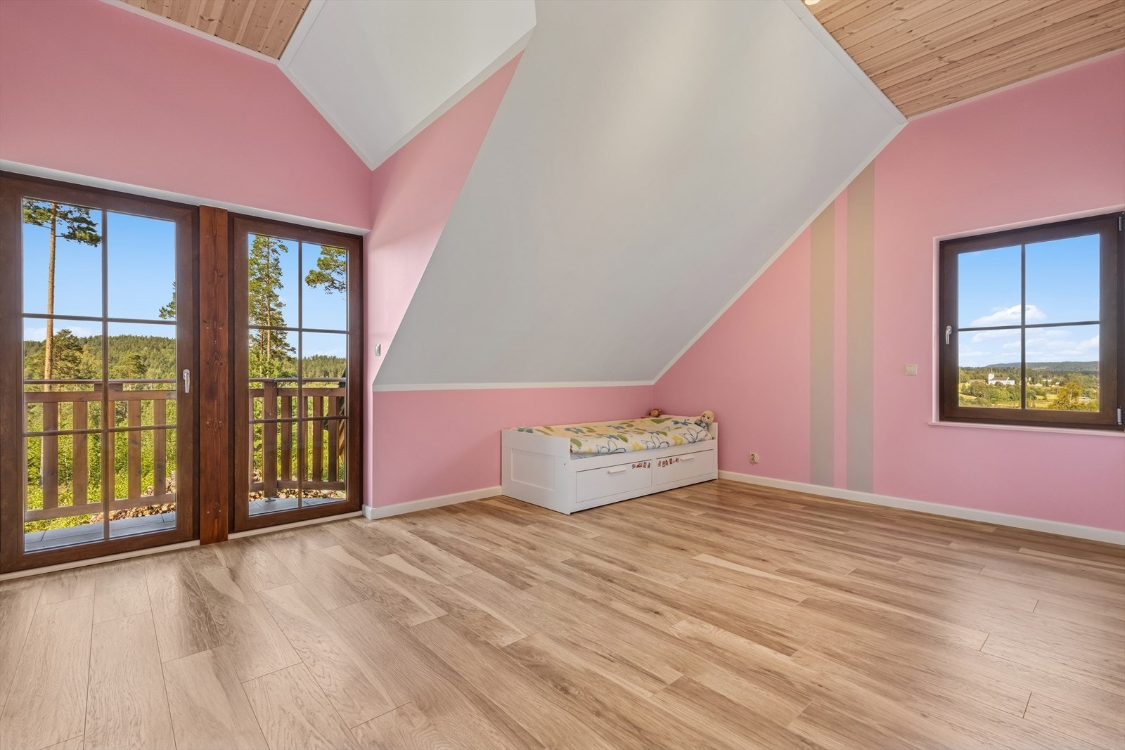 Det aller største rommet kan alternativt brukes som stue, og har egen luftebalkong. Galleribilde