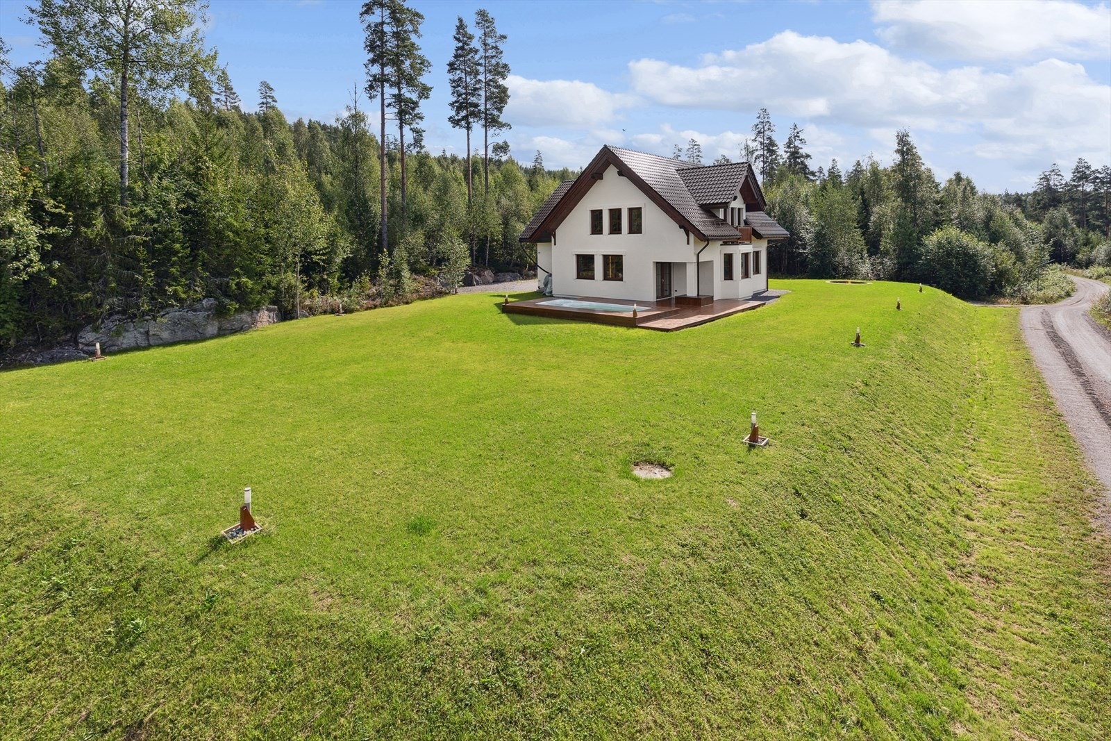 Hagearealet har lysstolper i ytterkant som gir et eksklusivt uttrykk. Galleribilde