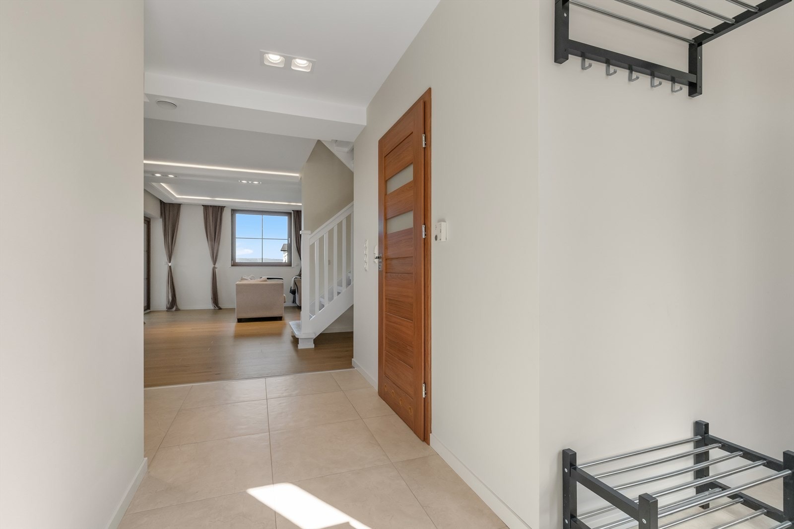 Romslig gang med flislagt gulv. Det er vannbåren gulvvarme i de fleste rom. Galleribilde