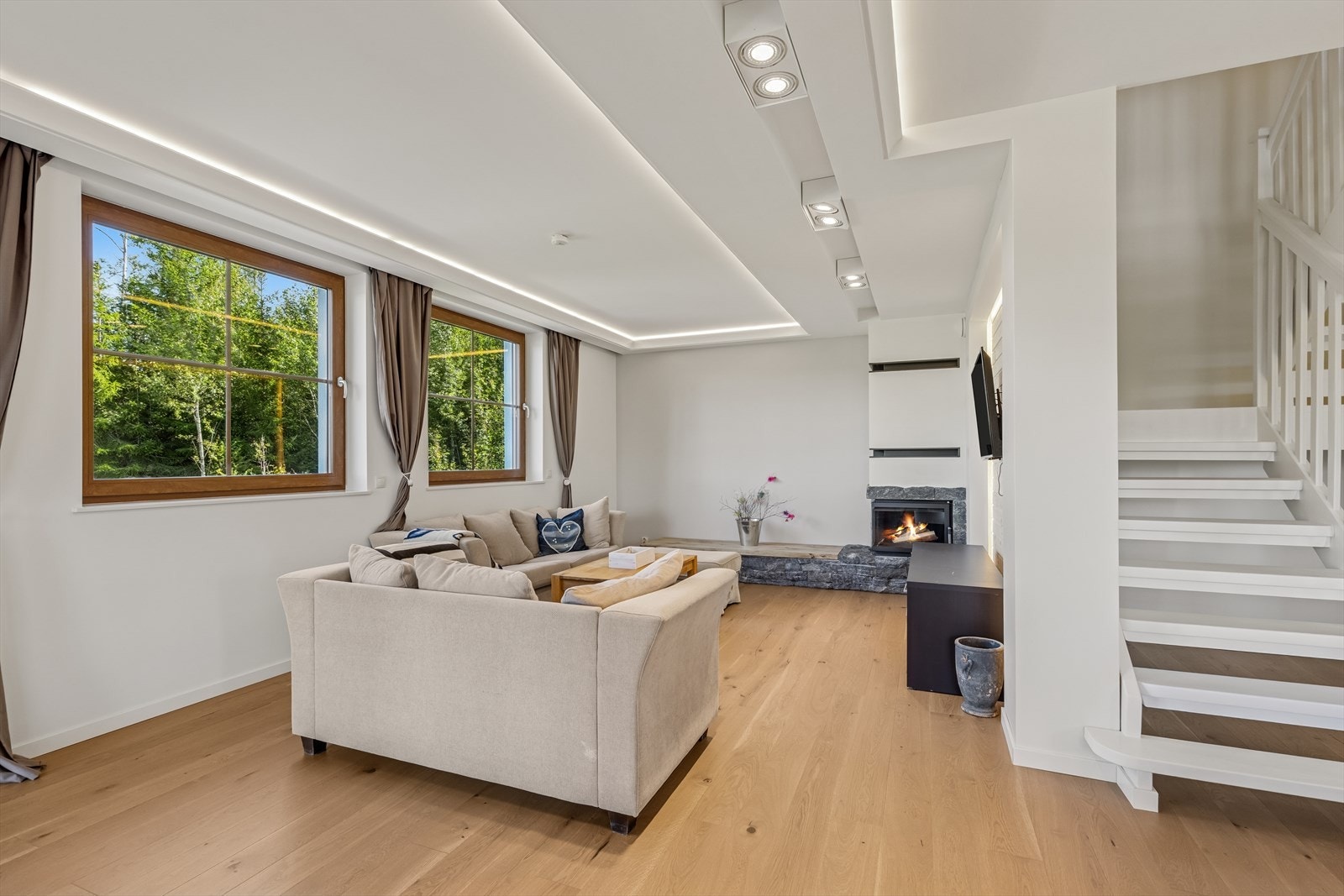 I dagligstuen er det peis med plassbygget benk. Galleribilde