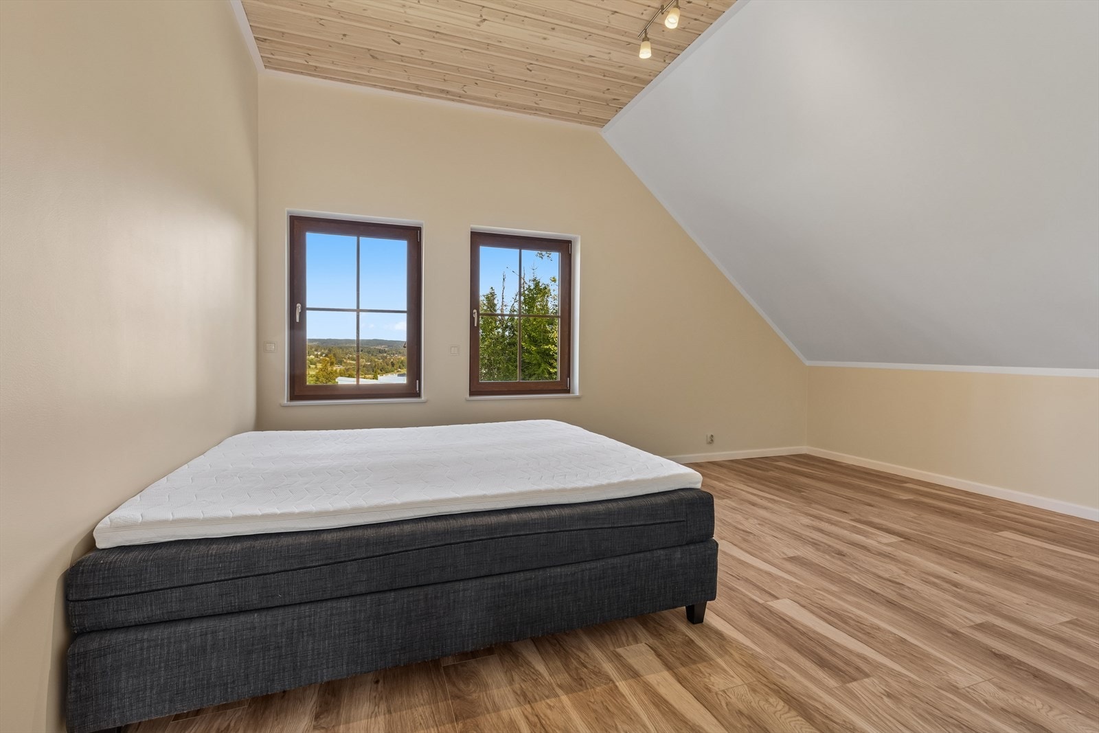 Det er innredet 4 store soverom i boligens 2. etasje. Galleribilde