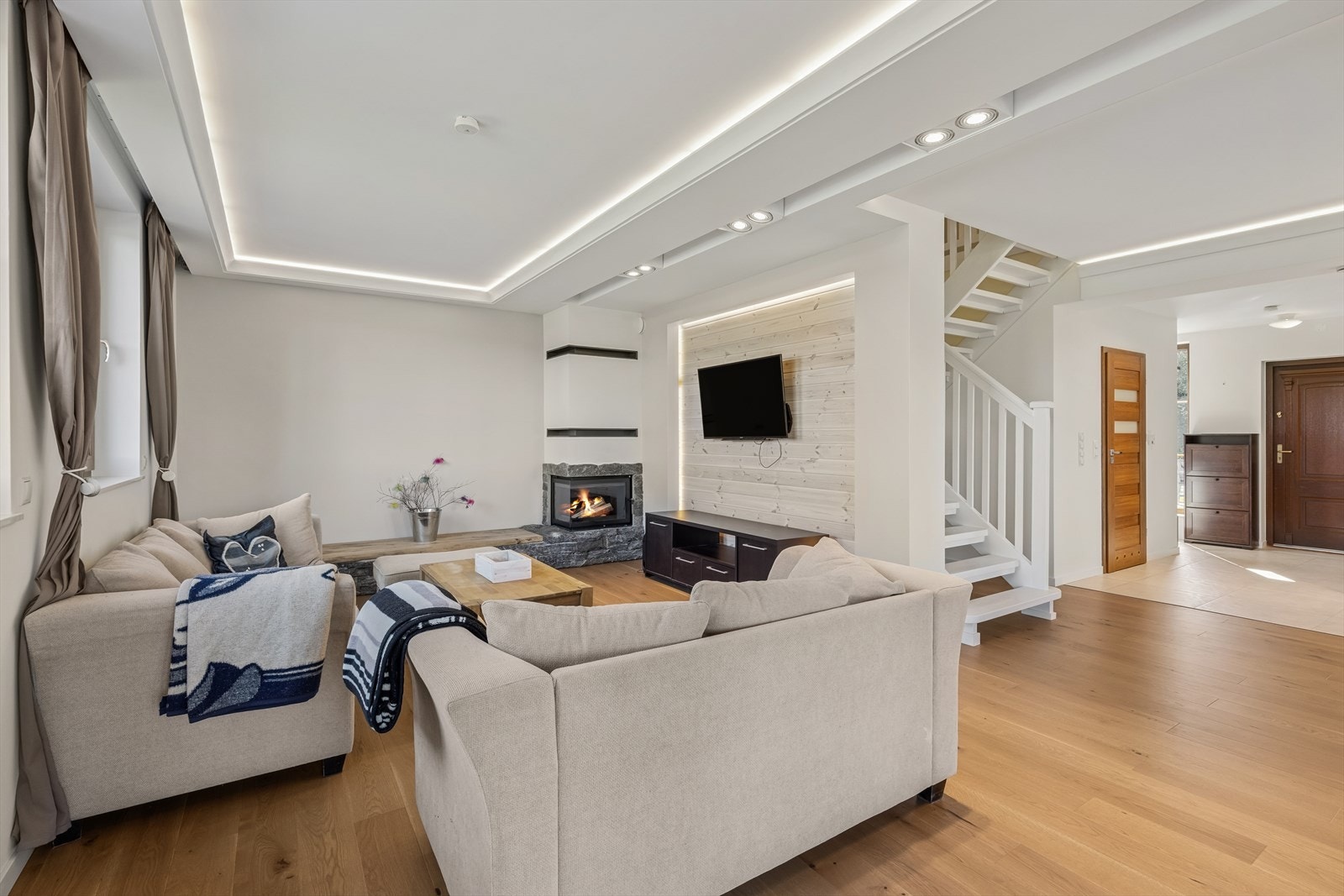 Der er utstrakt bruk av integrert led- og spotbelysning. Galleribilde