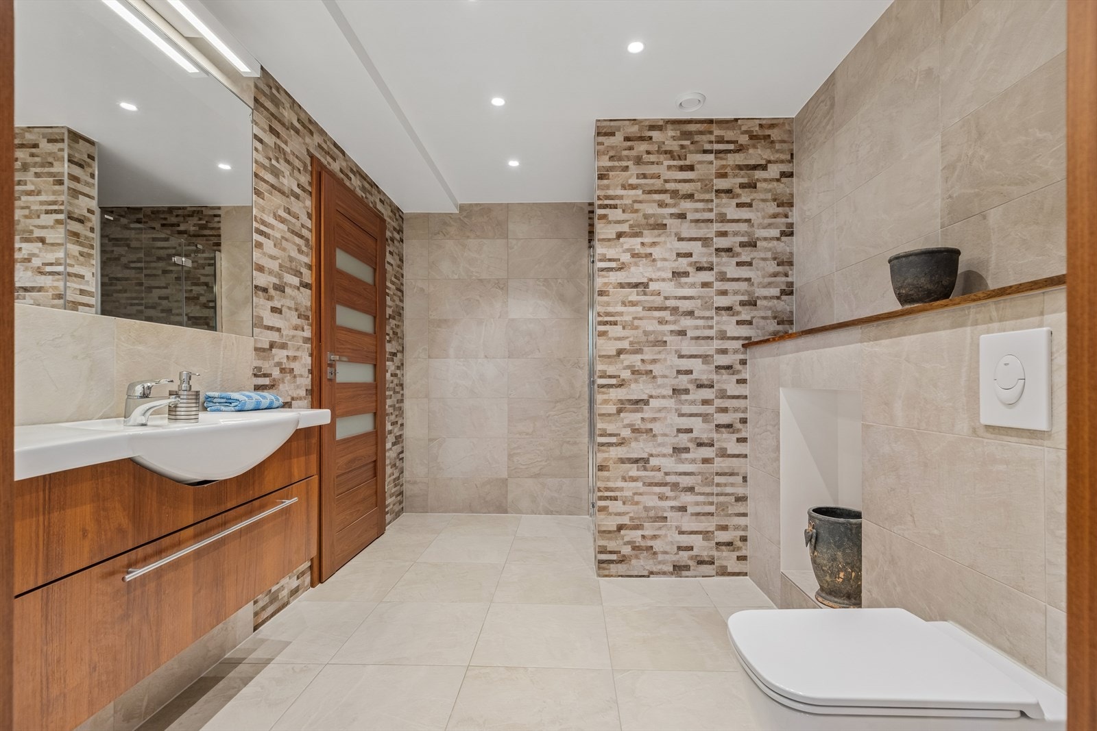 Stort og dekorativt innredet bad i 1. etasje. Galleribilde