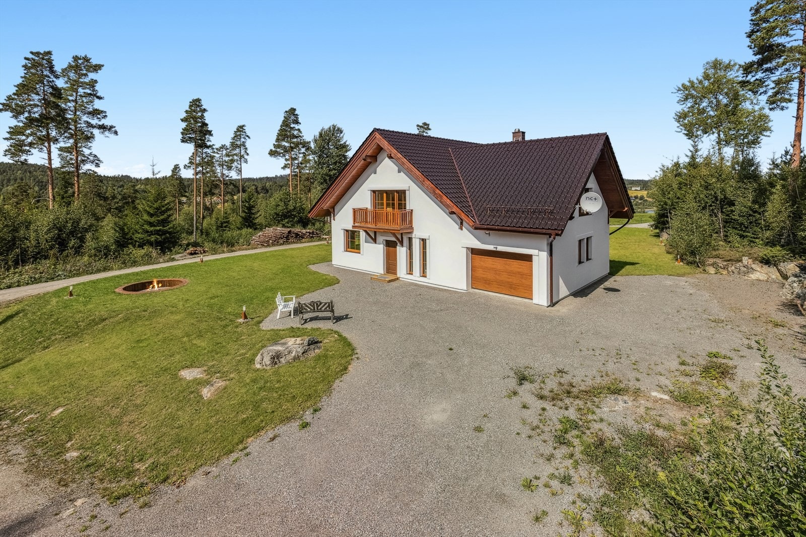 Huset er oppført med integrert garasje og gang direkte inn til boligdelen. Galleribilde