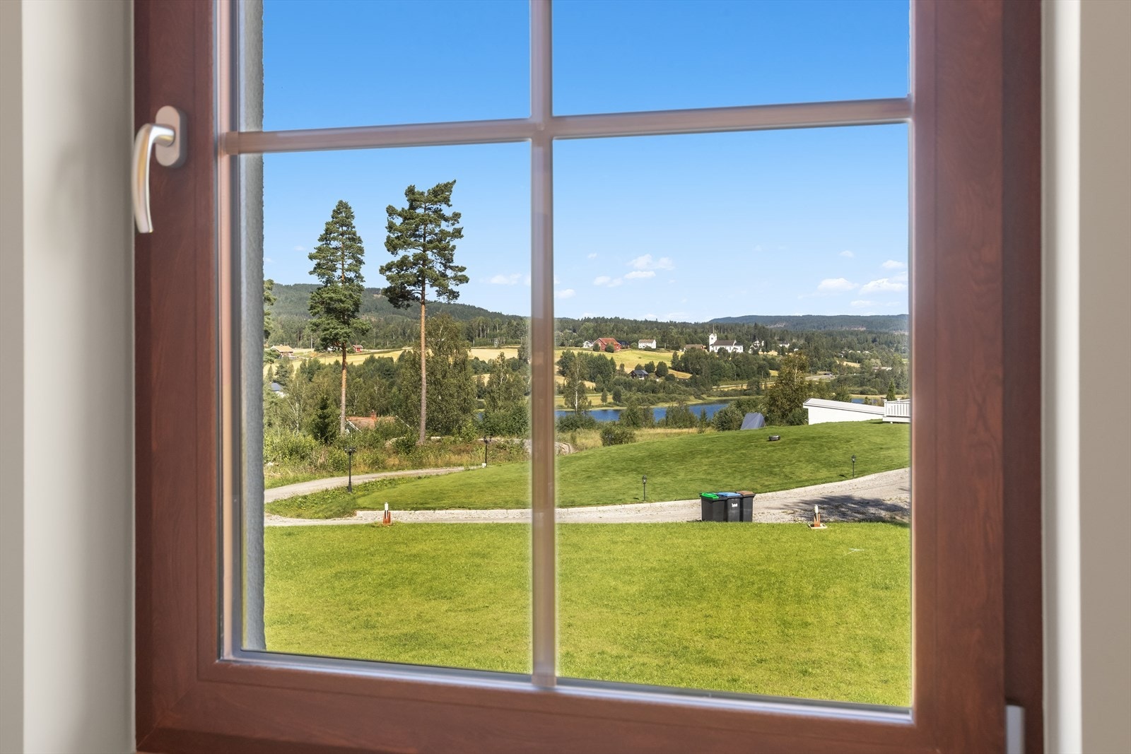 Fra 2 soverommene er det utsikt til sjøen. Galleribilde