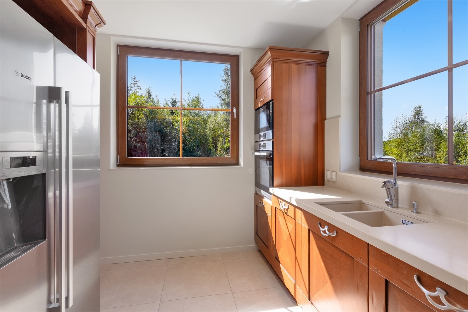 Innenfor kjøkkenet er det matbod til venstre for kjøl- og fryseskapet. Galleribilde