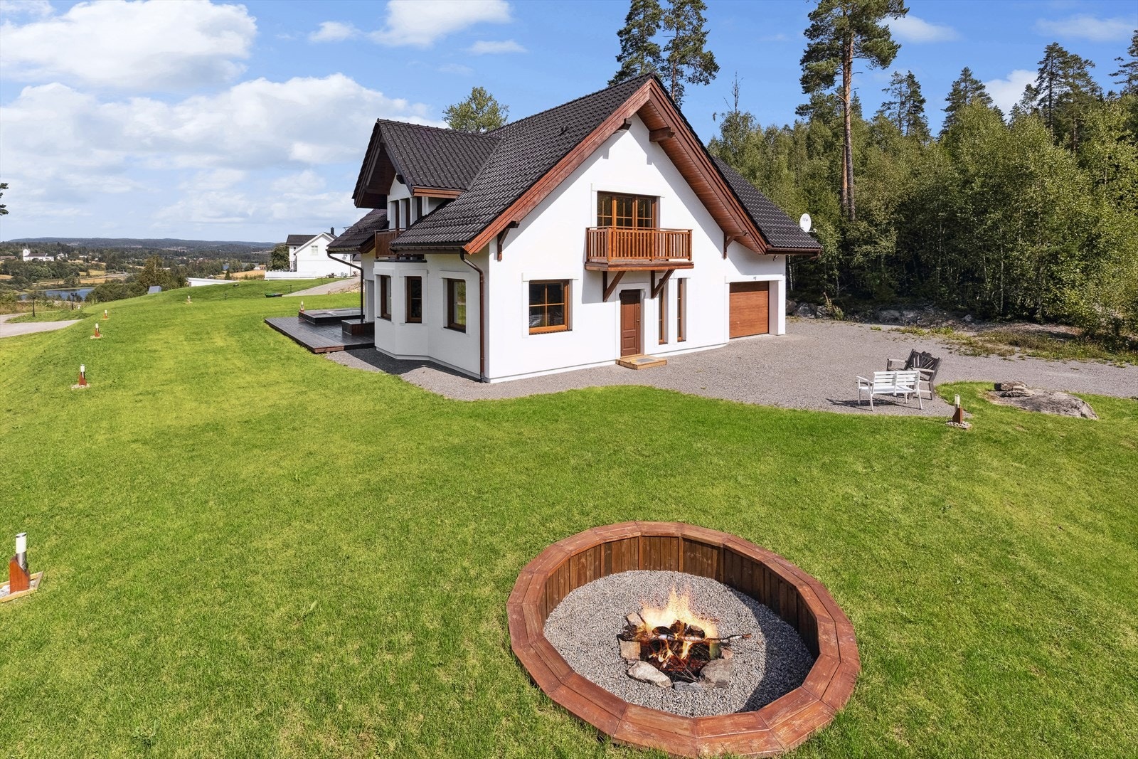 Med drøyt 2,1 mål tomt har man god boltreplass. hagen og flere rom i huset er det utsikt til sjø. Galleribilde