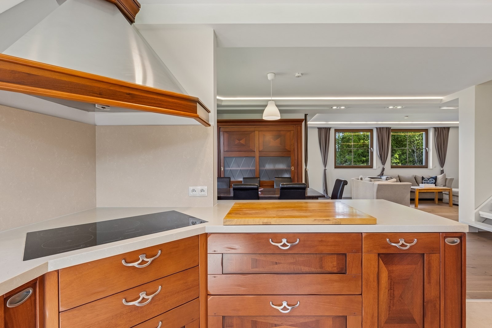 Den åpne løsningen gjør matlagingen til en sosial aktivitet. Galleribilde