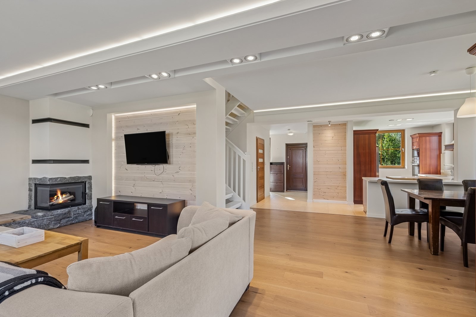 I 1.etasje er det åpen planløsning som gir god romfølelse. Galleribilde