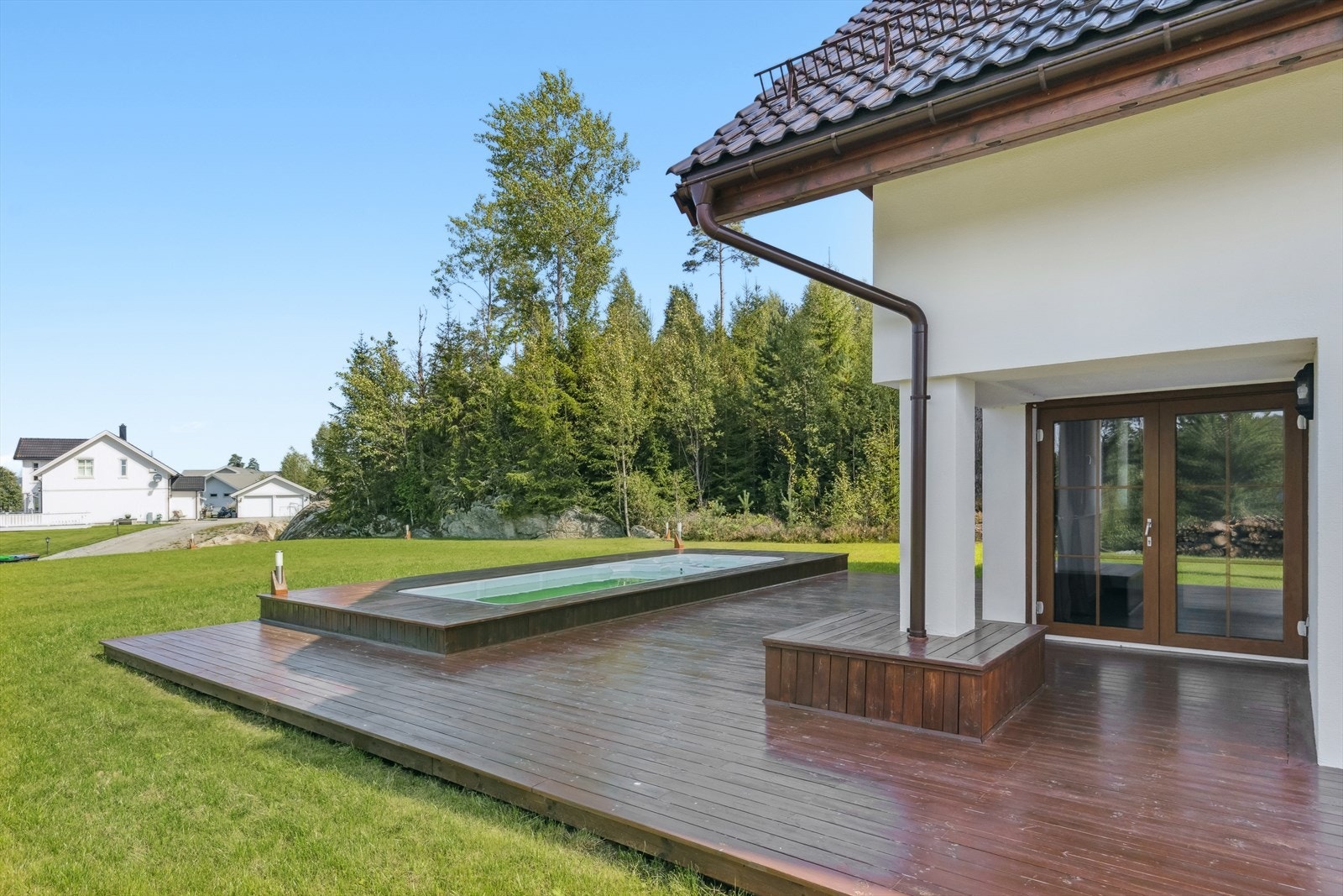 Stor, delvis takoverbygget terrasseplatting. Galleribilde