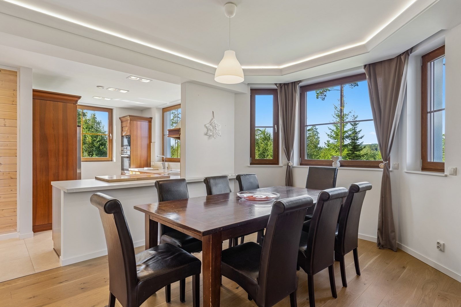 Spisegruppen har sin naturlige plassering i overgangen mellom stue og kjøkken. Galleribilde