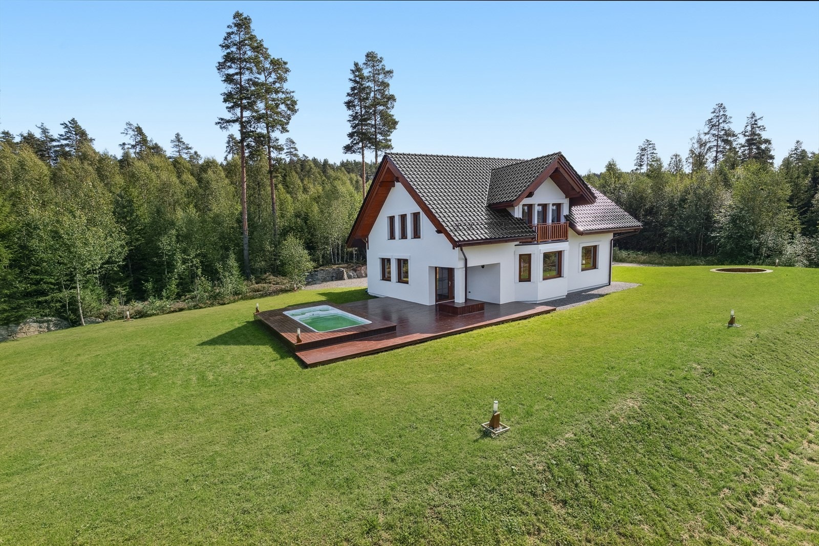 Eiendommen ligger tilbaketrukket til med grense til skog med gode turmuligheter på flere kanter. Galleribilde