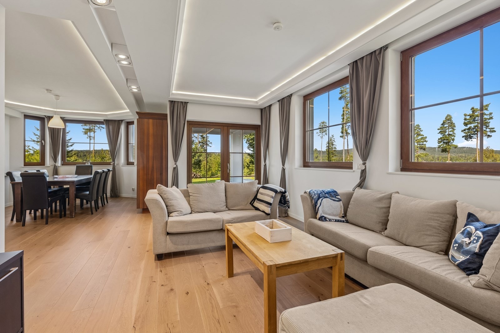 De store vindusflatene gir godt lysinnslipp og slipper naturen "inn" i stuen. Galleribilde