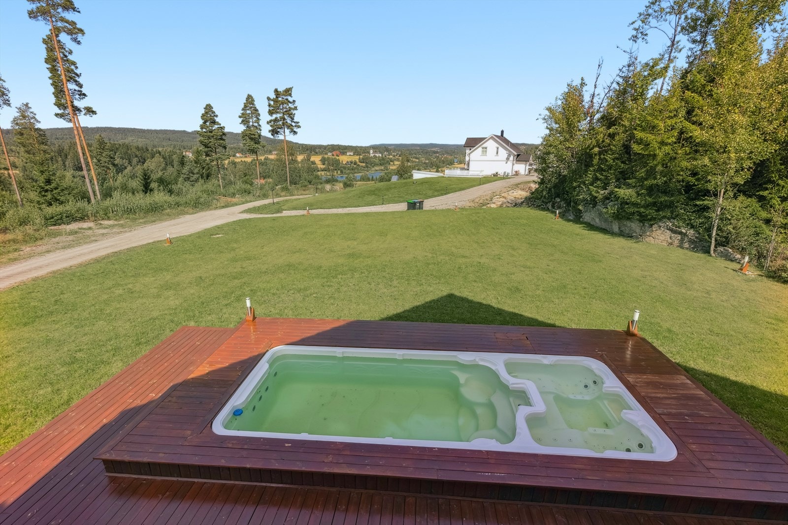 Innfelt basseng på terrassen. Galleribilde