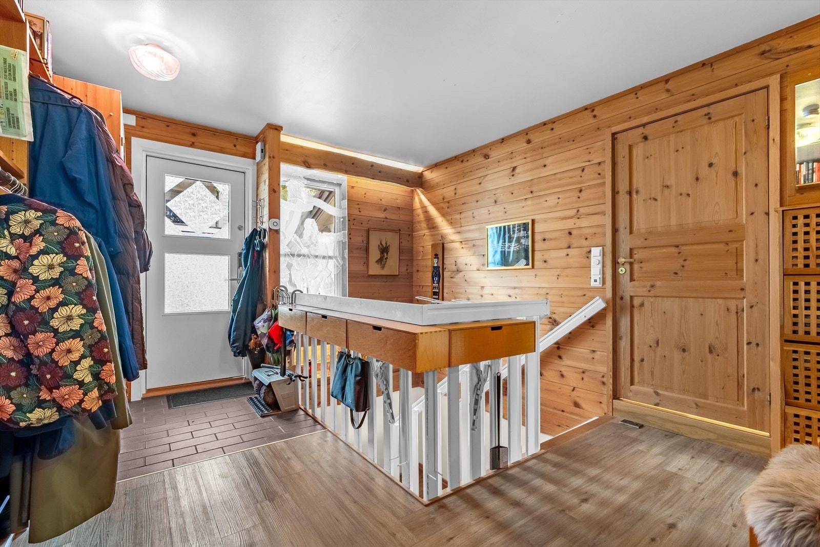 Fra entreen er det enkel adkomst til meget romslig bad og 3 soverom. Trappen leder til boligens hovedetasje. Galleribilde