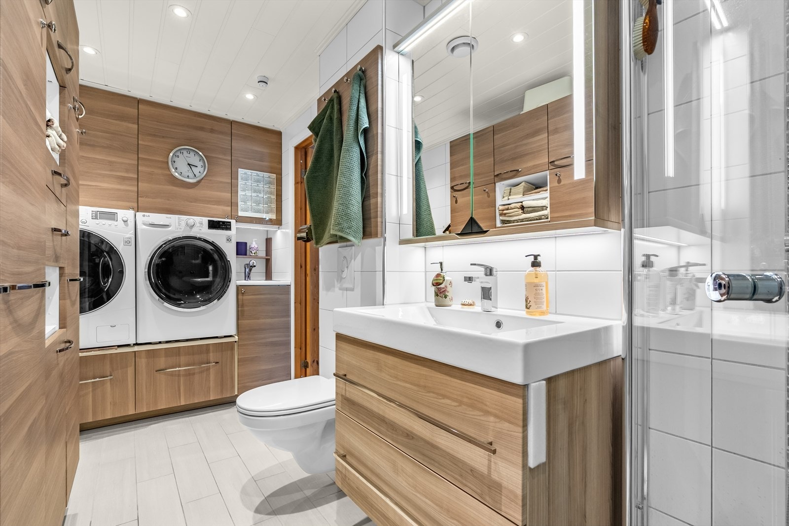 Badet er utstyrt med innredning med nedfelt servant, veggmontert toalett, dusjhjørne/dusjvegger og opplegg for vaskemaskin. Galleribilde