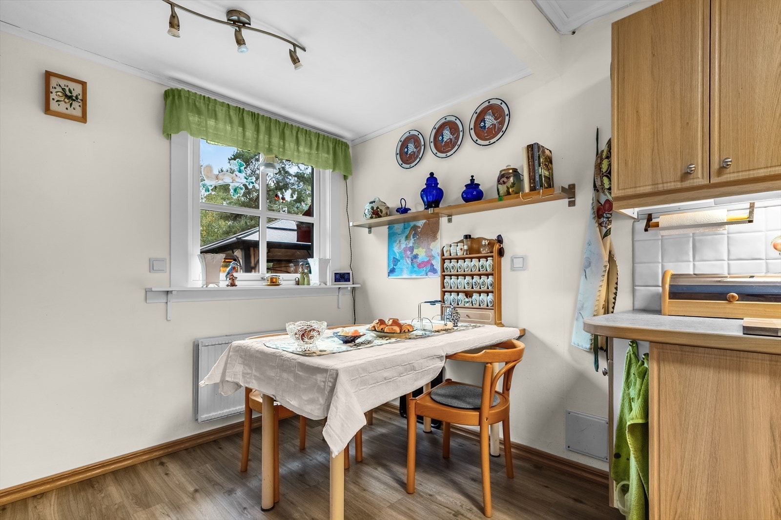 Meget hyggelig spiseplass på kjøkkenet. Galleribilde