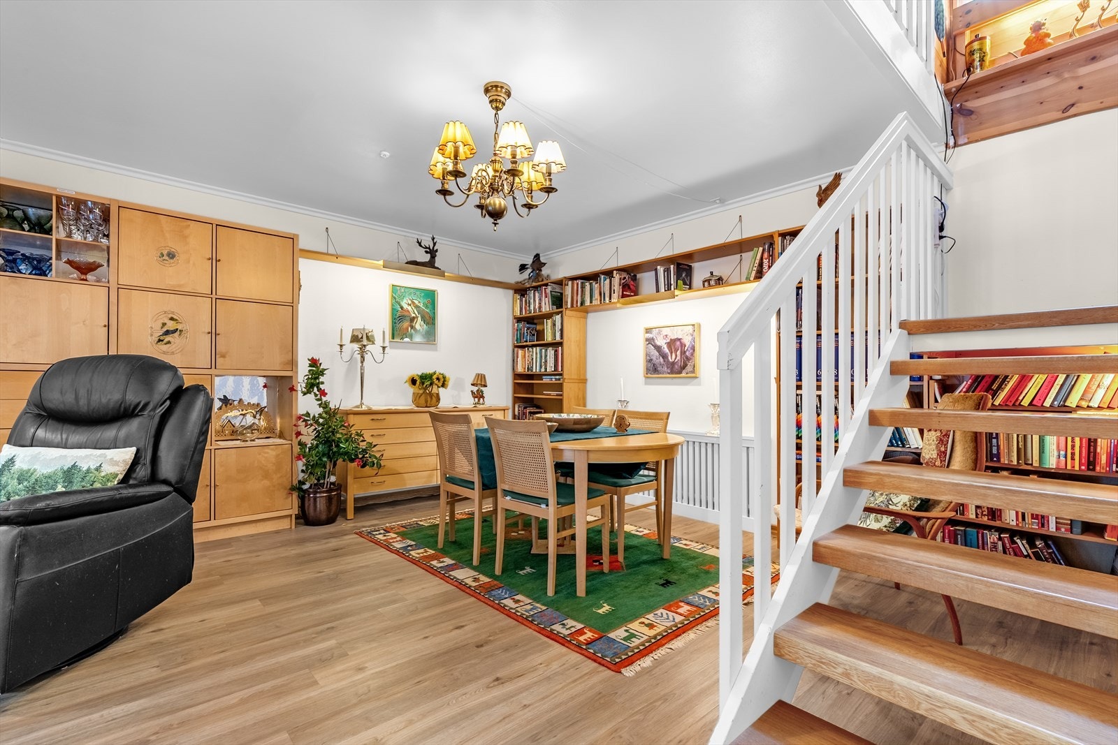 Det er videre plass til et spisebord hvor middager kan nytes i hyggelige lag. Galleribilde