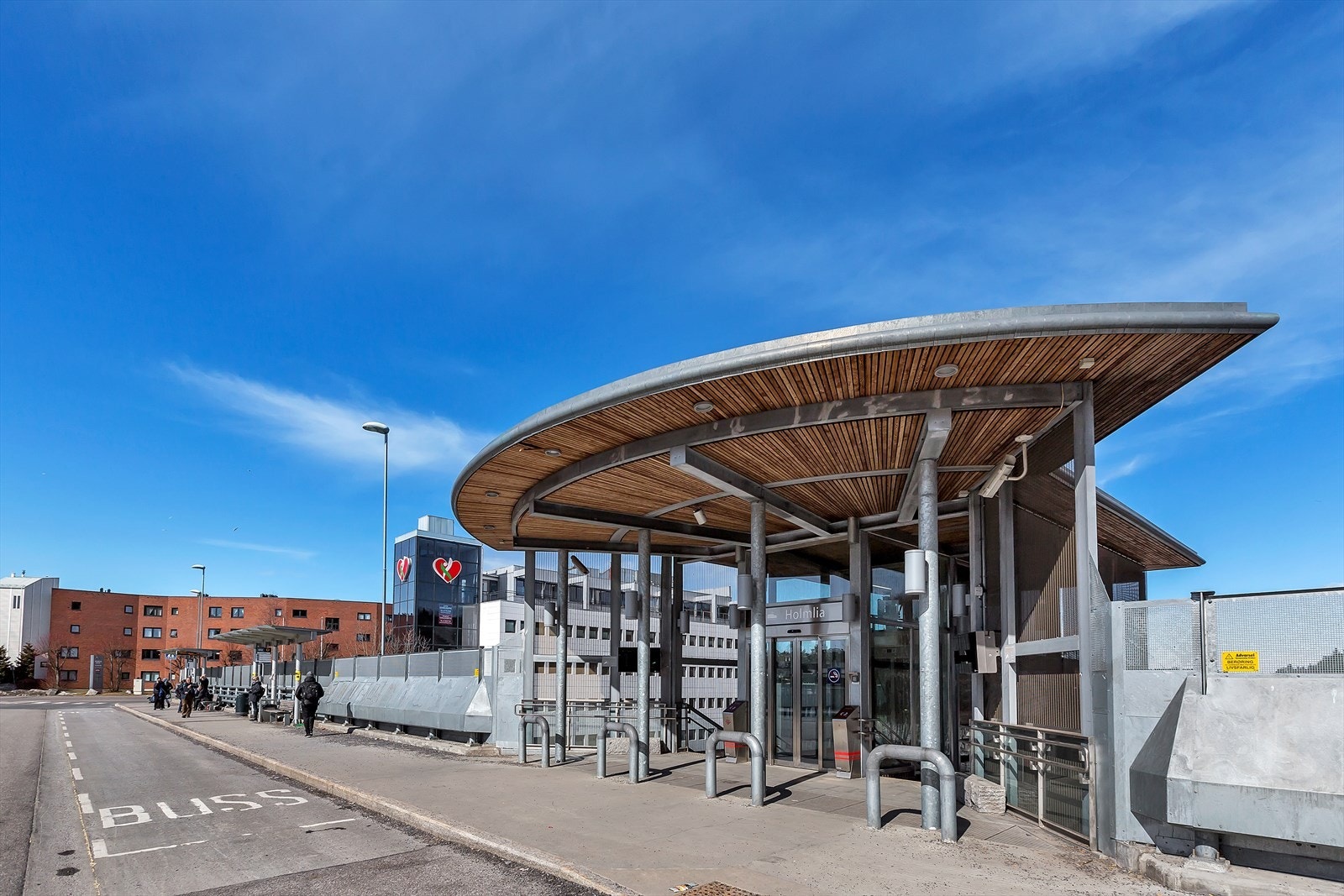 Det er ca 14 minutters gange til togstasjonen, hvor det er hyppig forbindelse inn til Oslo sentrum og ut mot Ski. Det er også flere nærliggende bussholdeplasser, som man kan ta buss fra direkte til Oslo sentrum, Lambertseter og Mortensrud. Galleribilde