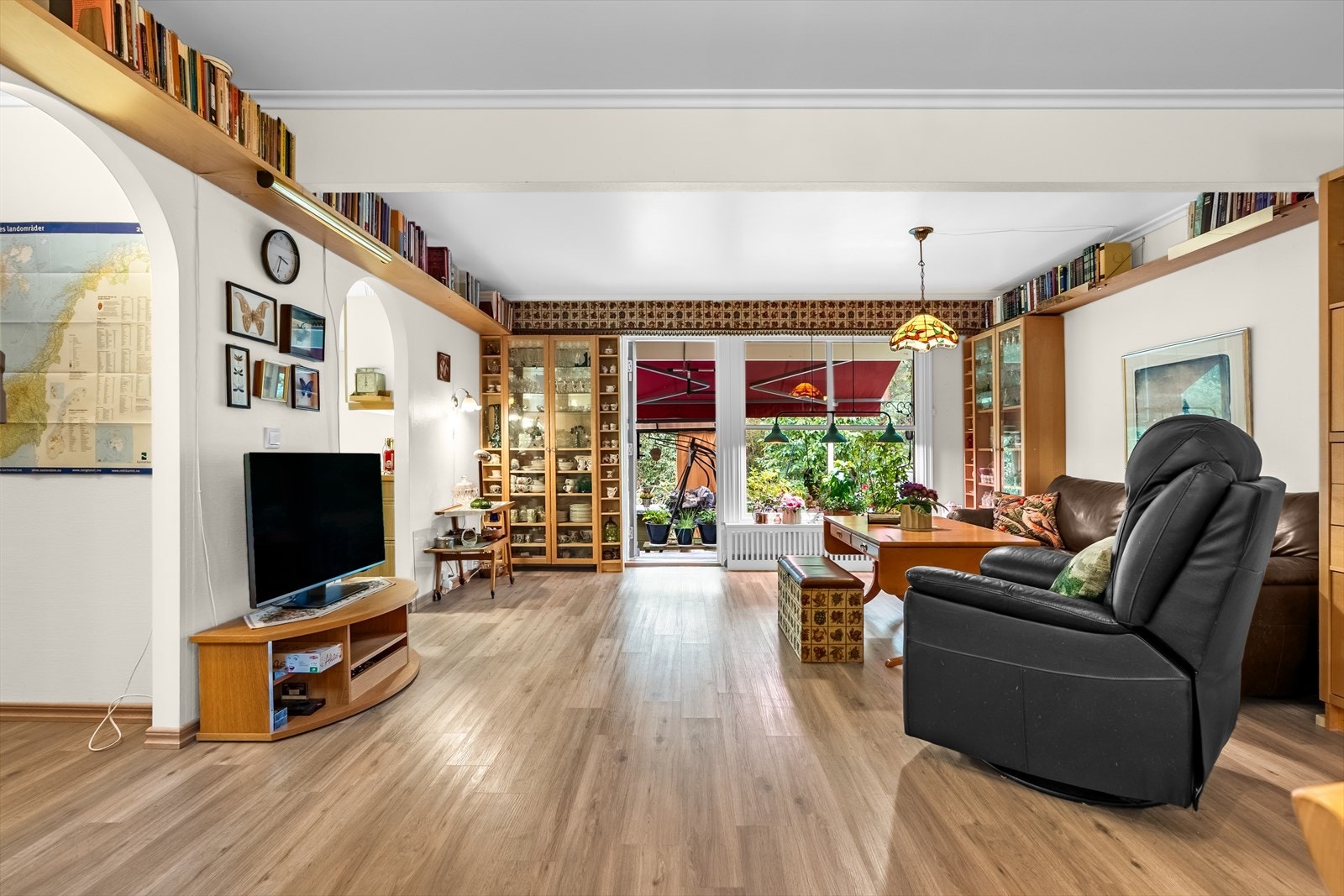 Lys, herlig stueavdeling som oppleves svært møbleringsvennlig. Galleribilde