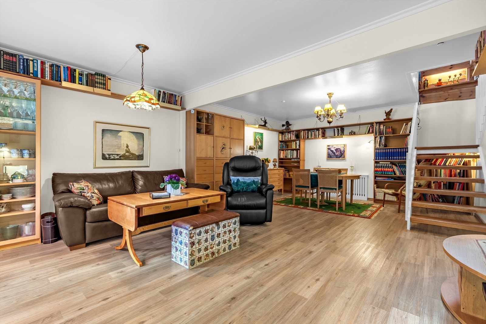 Stuen har god plass til en hyggelig sofagruppe og ønsket medie-/oppbevaringsmøblement. Galleribilde