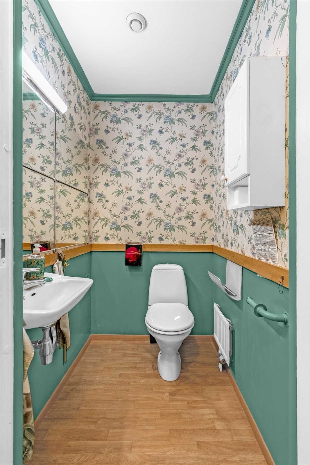 Praktisk toalettrom i underetasjen. Galleribilde