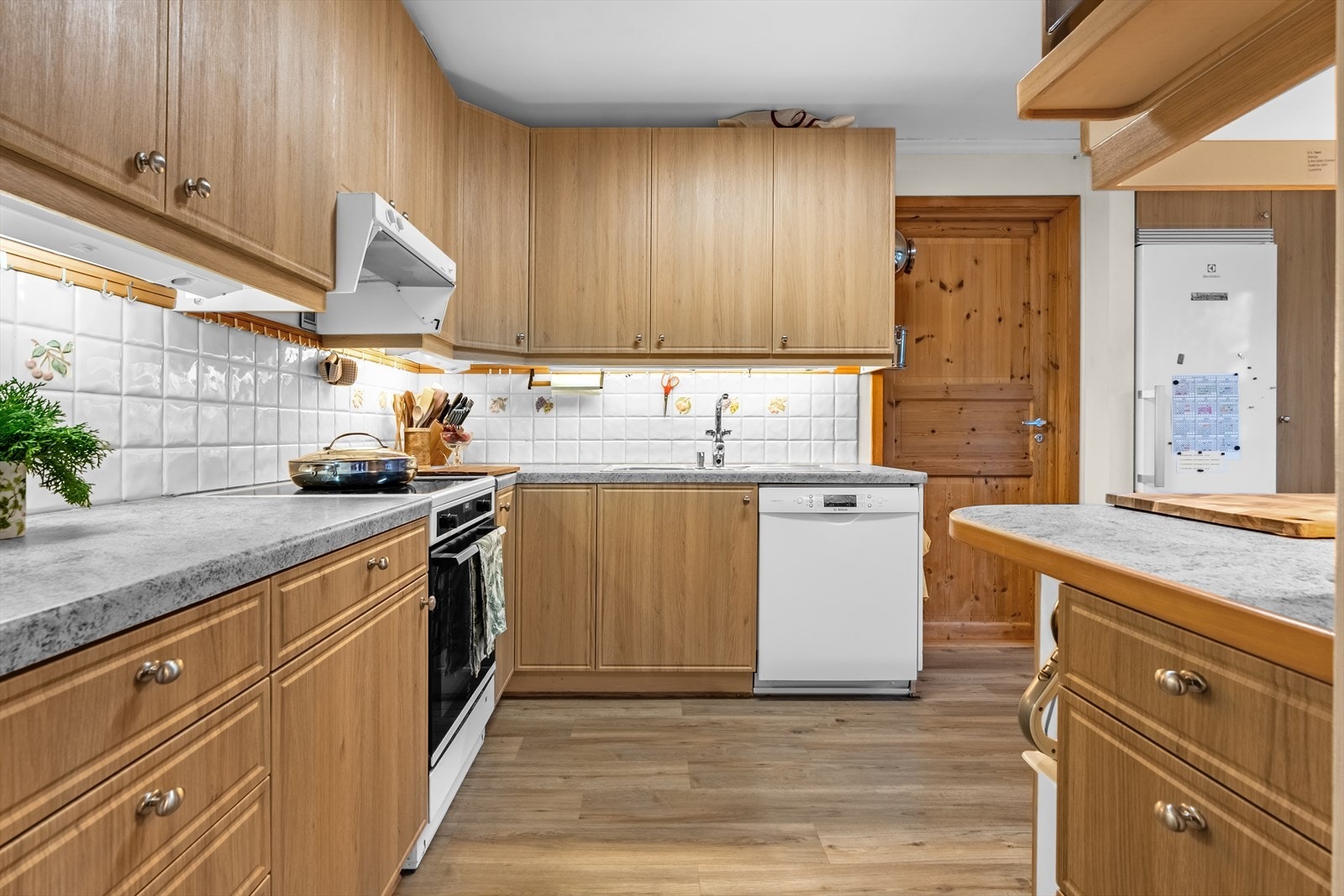 Hvitevarene, samt bord på kjøkkenet medfølger salget. Galleribilde