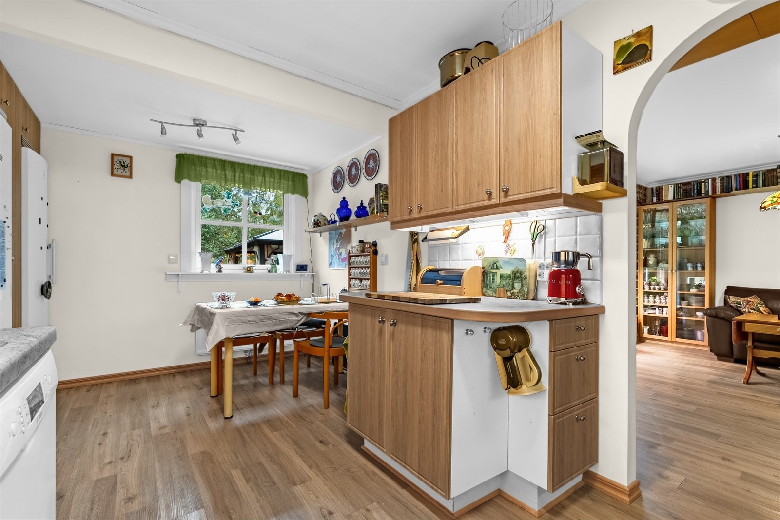 Kjøkkeninnredning med glatte nye i 2025 fronter og benkeplate i laminat. Galleribilde