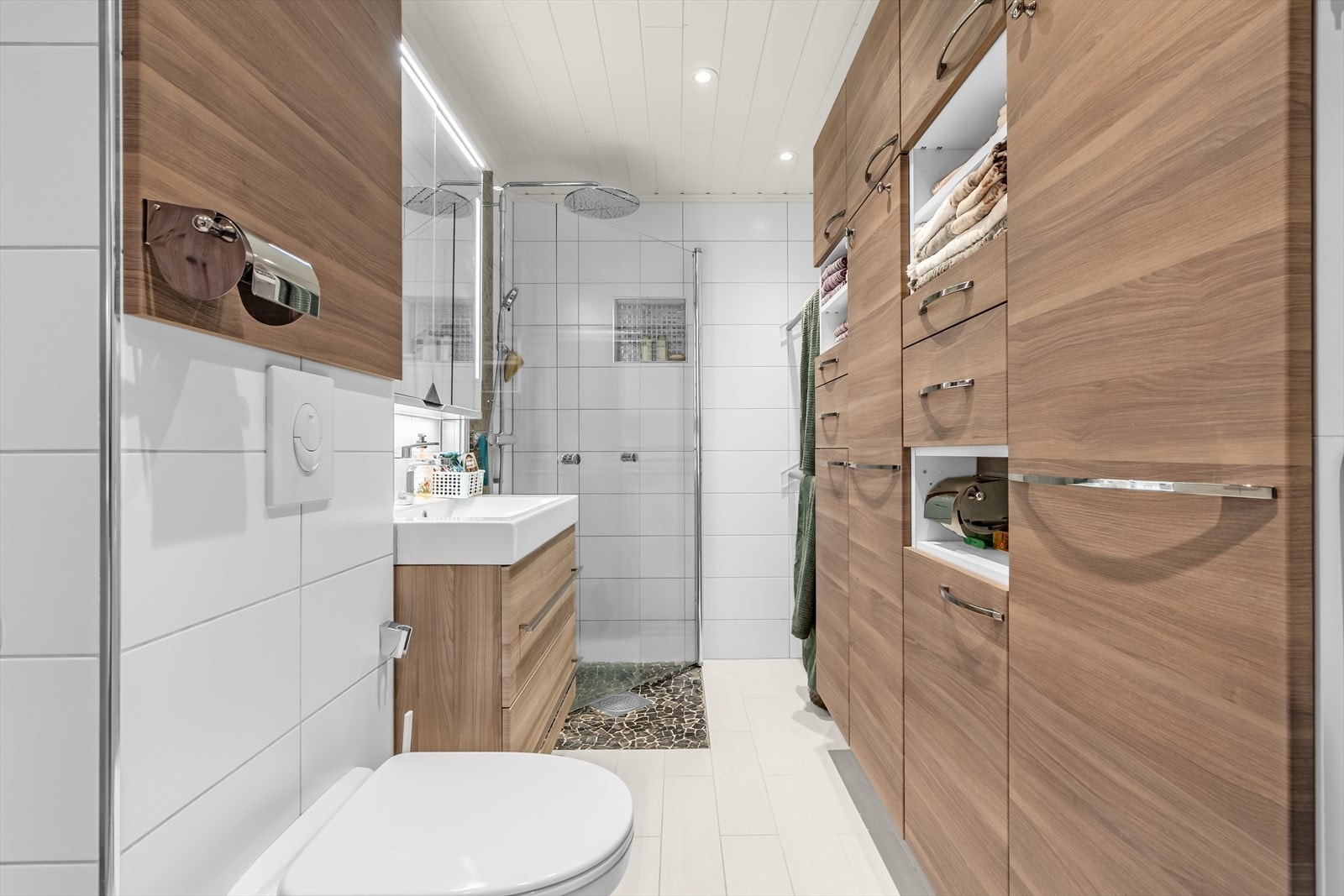 Pent og tidløst baderom fra 2014 med elektriske varmekabler i gulv. Det er mekanisk avtrekk. Galleribilde