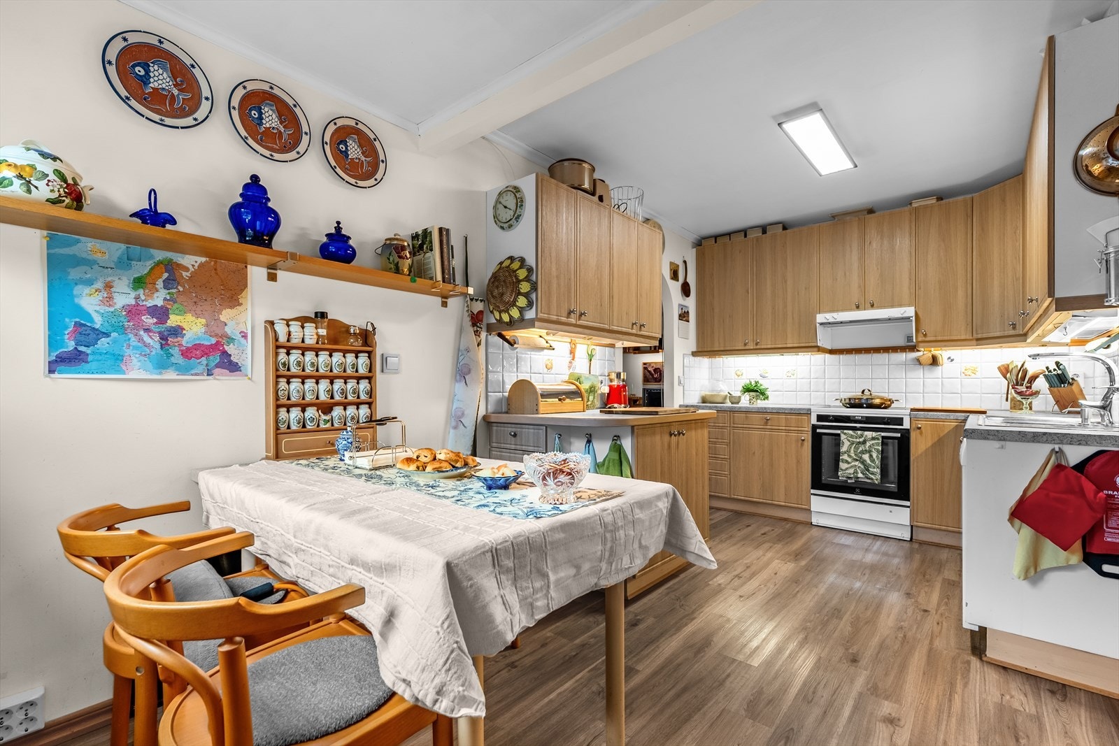 Det er plass og opplegg for kjøleskap fra 2021, fryseskap fra 2019, komfyr med dampfunksjon fra 2022 og oppvaskmaskin fra 2020. Galleribilde