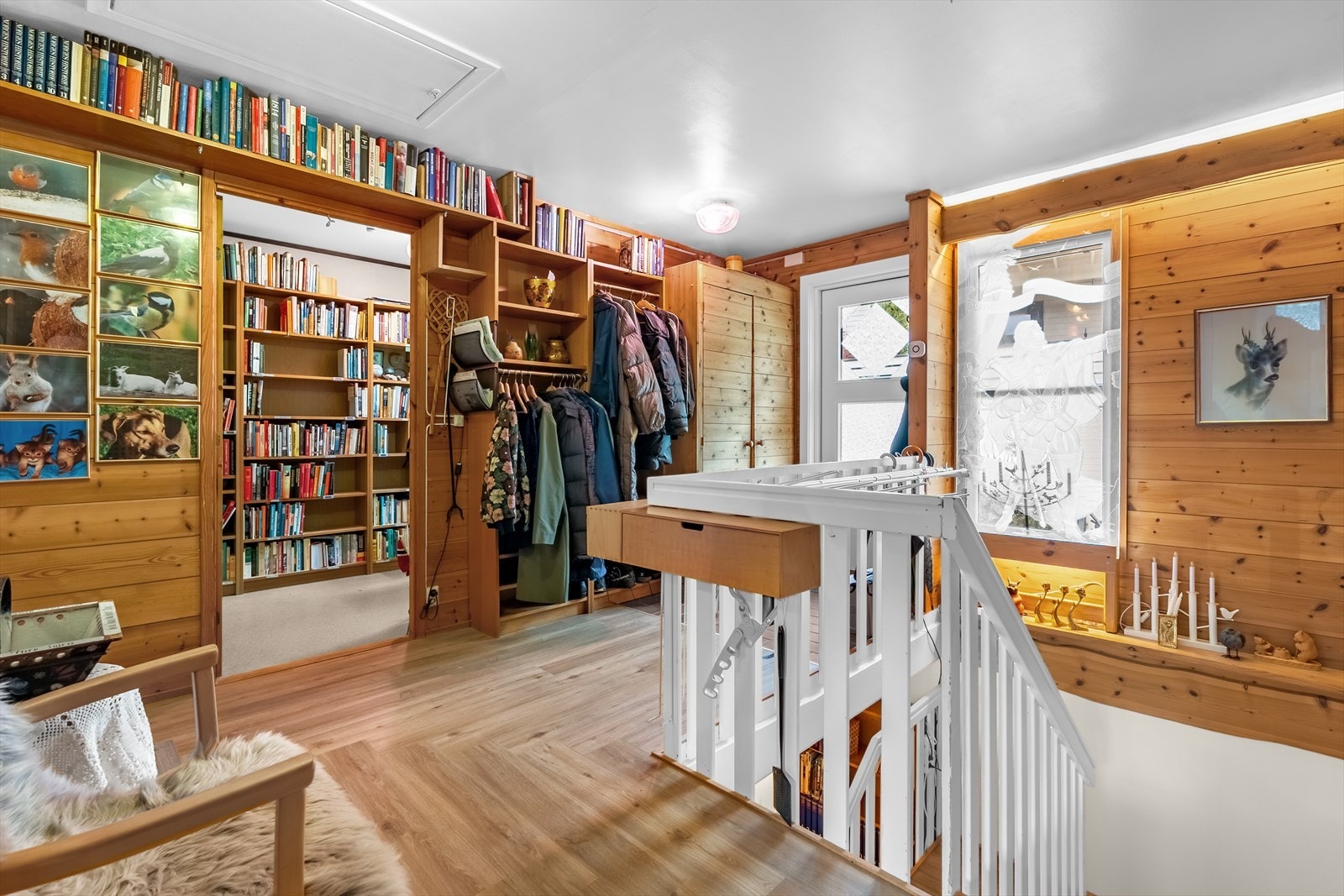 En romslig entré ønsker deg velkommen inn. Her er det plass til å henge fra seg yttertøy og sette fra seg sko før en går videre inn i boligen. Galleribilde