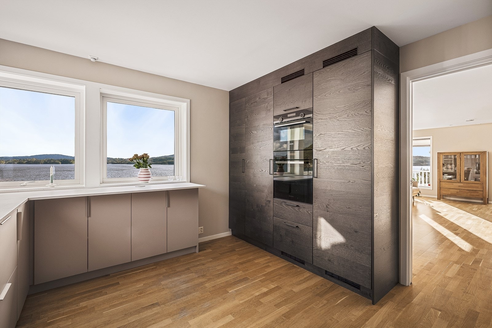 Kjøkken rommer hele 14,7m² Galleribilde