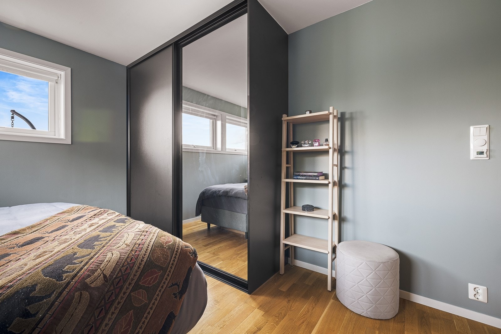 Lyst soverom med stilrene detaljer, speilskap og smart hylleløsning. Perfekt for et moderne hjem med funksjonell design. Galleribilde