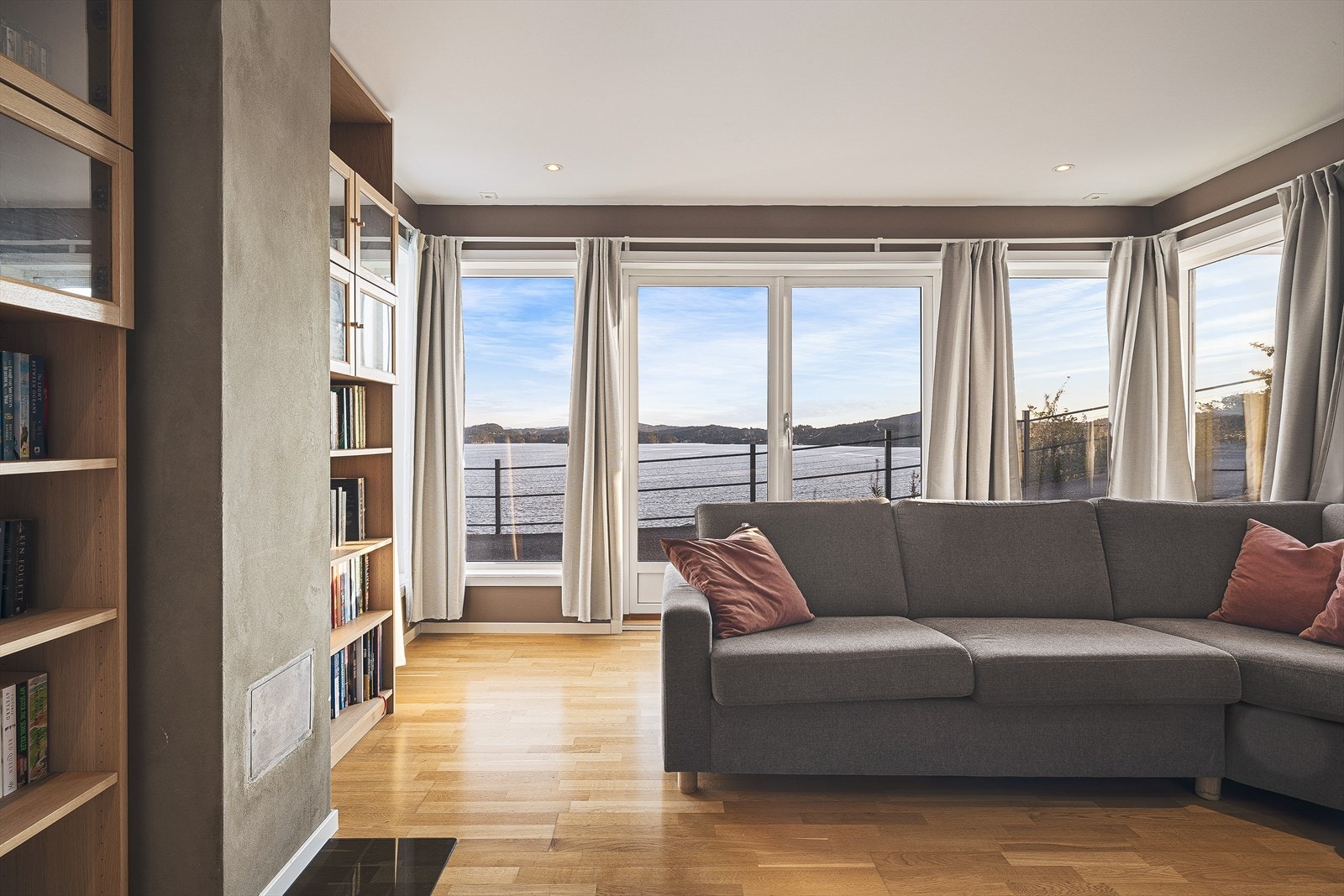 Her er det en dobbelutgangsdør ut mot fremsiden av boligen Galleribilde