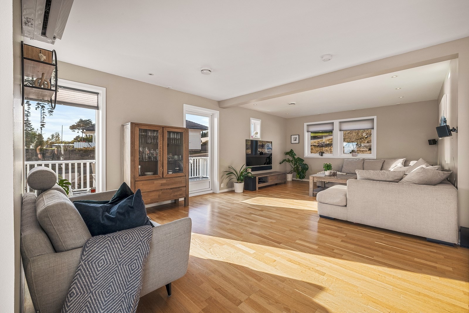 Lys og romslig stue med store vinduer som slipper inn naturlig lys. Perfekt for avslapning og sosiale sammenkomster. Galleribilde