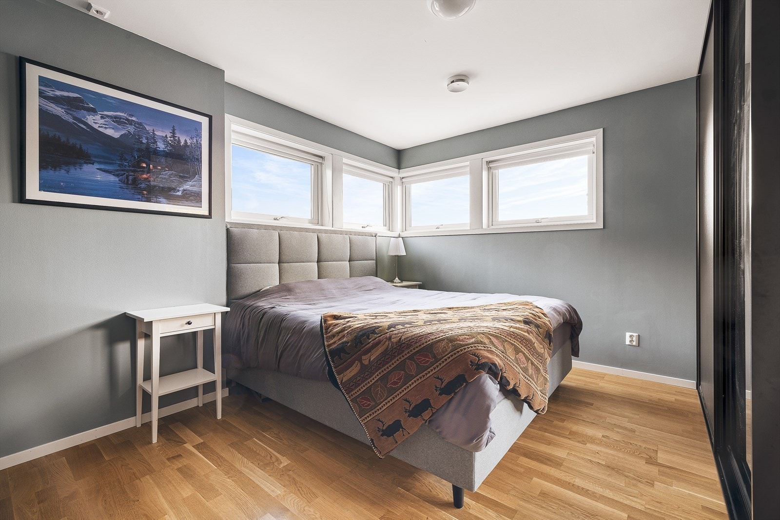 Etasjen har to gode soverom. Dette rommet er på 14,8m² og har utsikt mot fjorden Galleribilde