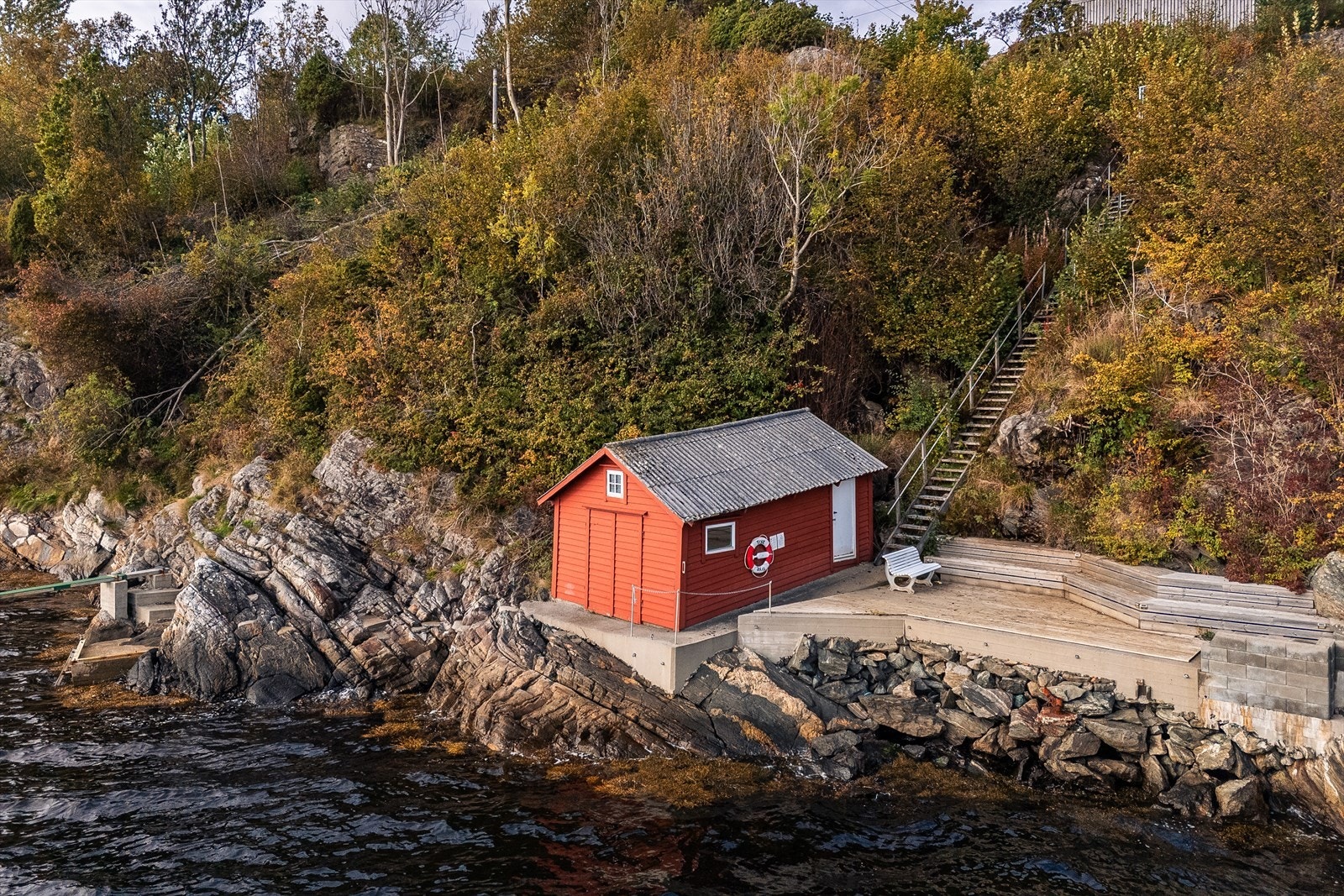 Eiendommen som selges eier 1/16 av dette nevnte naustet og det finnes et eget naustlag som holder bygget og området rundt vedlike Galleribilde