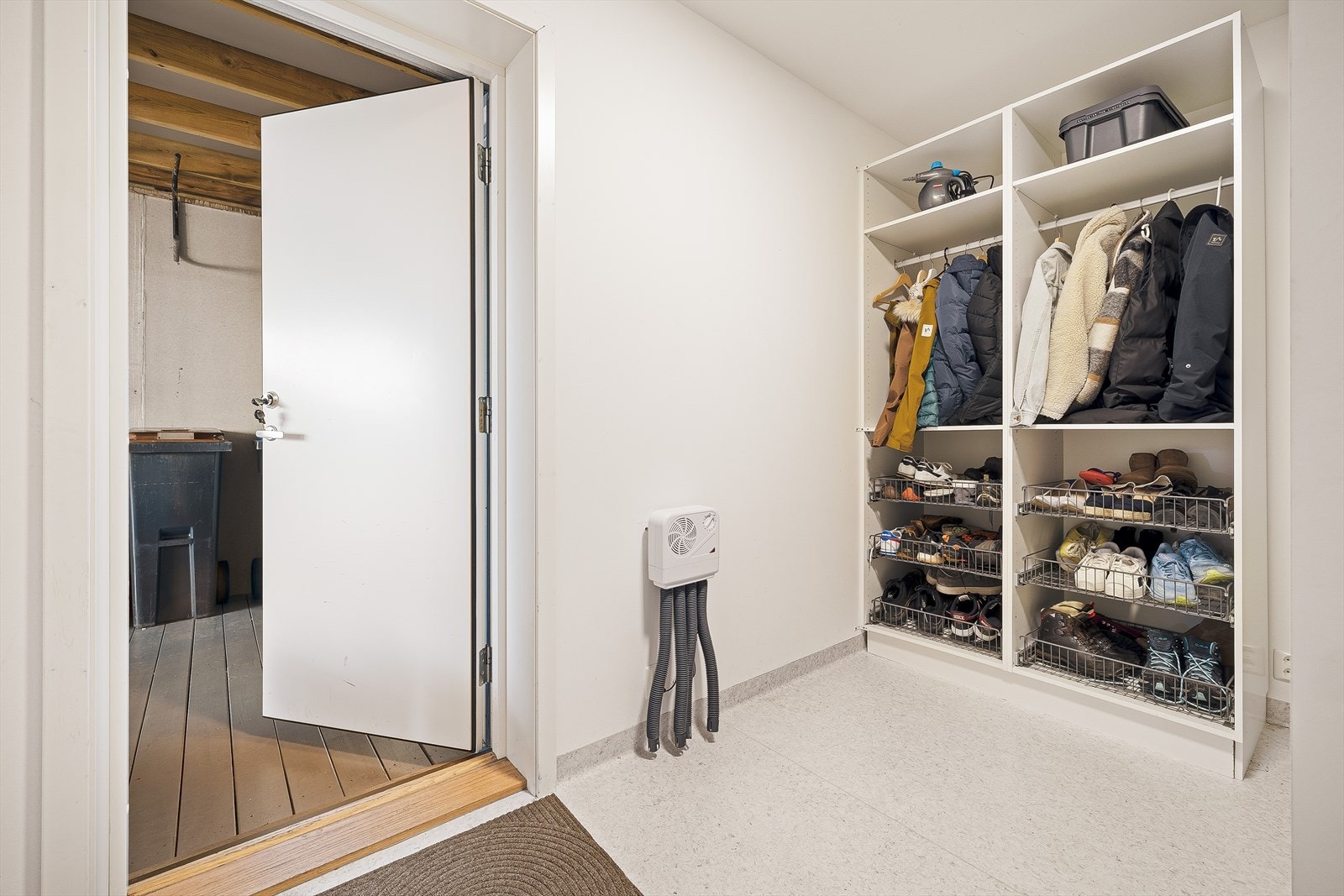 Etasjen har en egen inngang fra under balkongen Galleribilde