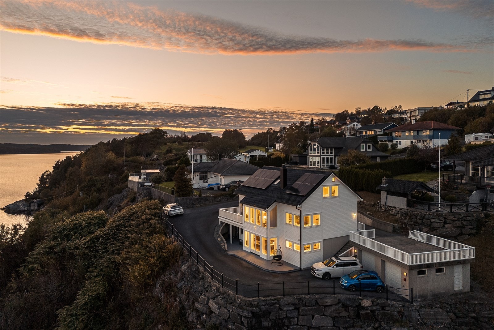Sjarmerende enebolig med fantastisk utsikt over fjorden. Solcellepaneler, romslig terrasse og garasje. Perfekt beliggenhet i rolig, naturskjønt område. Galleribilde