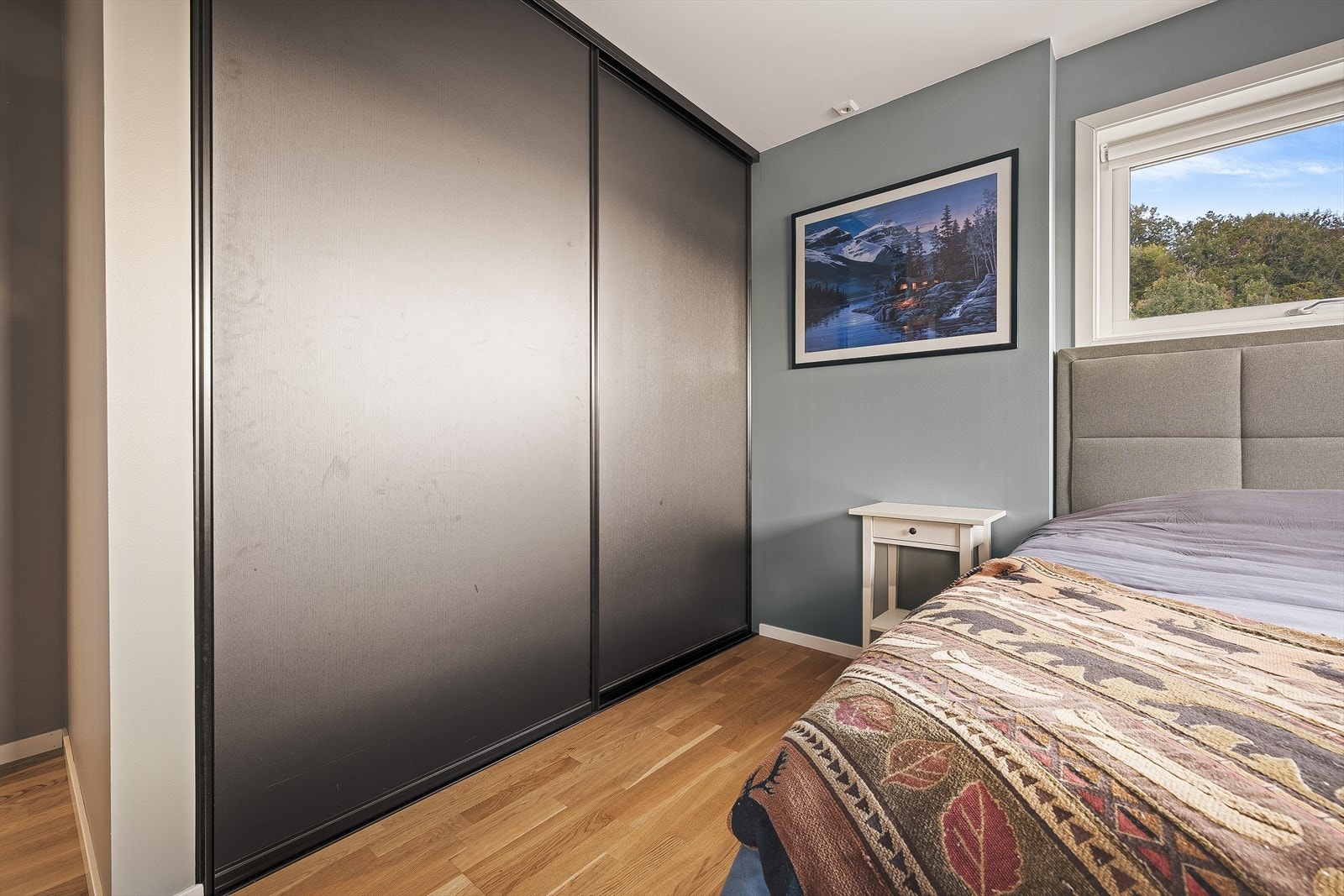 Soverommet har godt med oppbevaringsplass og har to gode integrerte garderobeskap Galleribilde