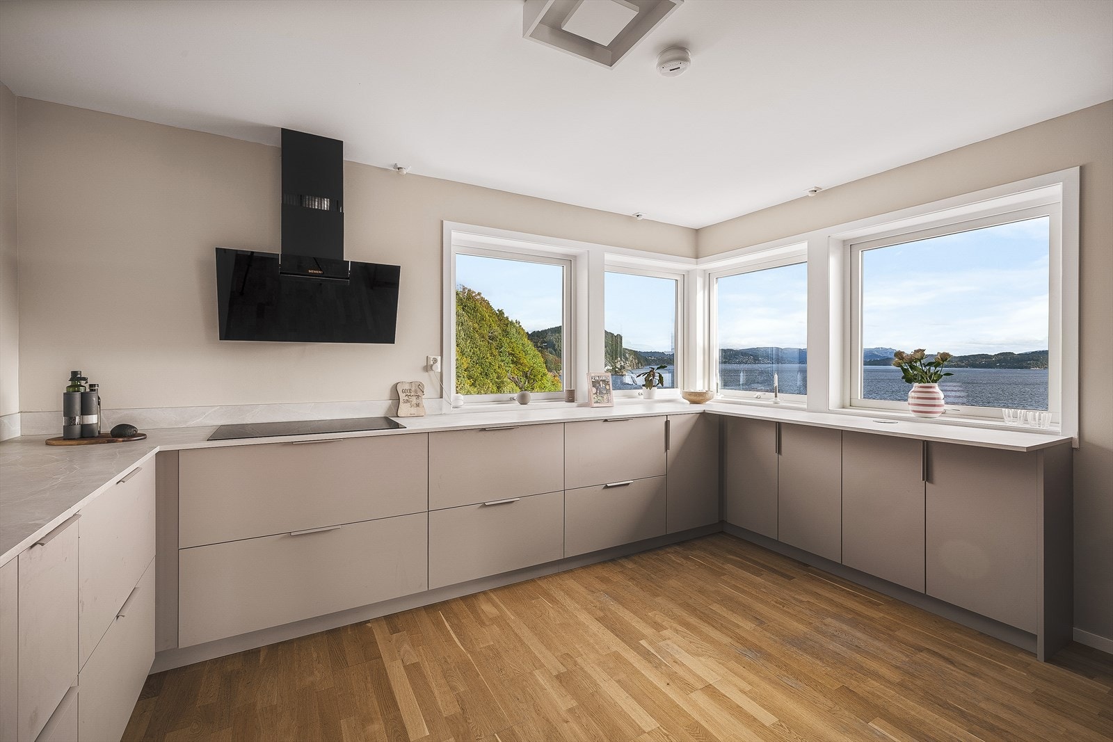 Med flere vinduer av god størrelse så kan en benytte flere deler av benkeplaten og fortsatt oppleve utsikten Galleribilde