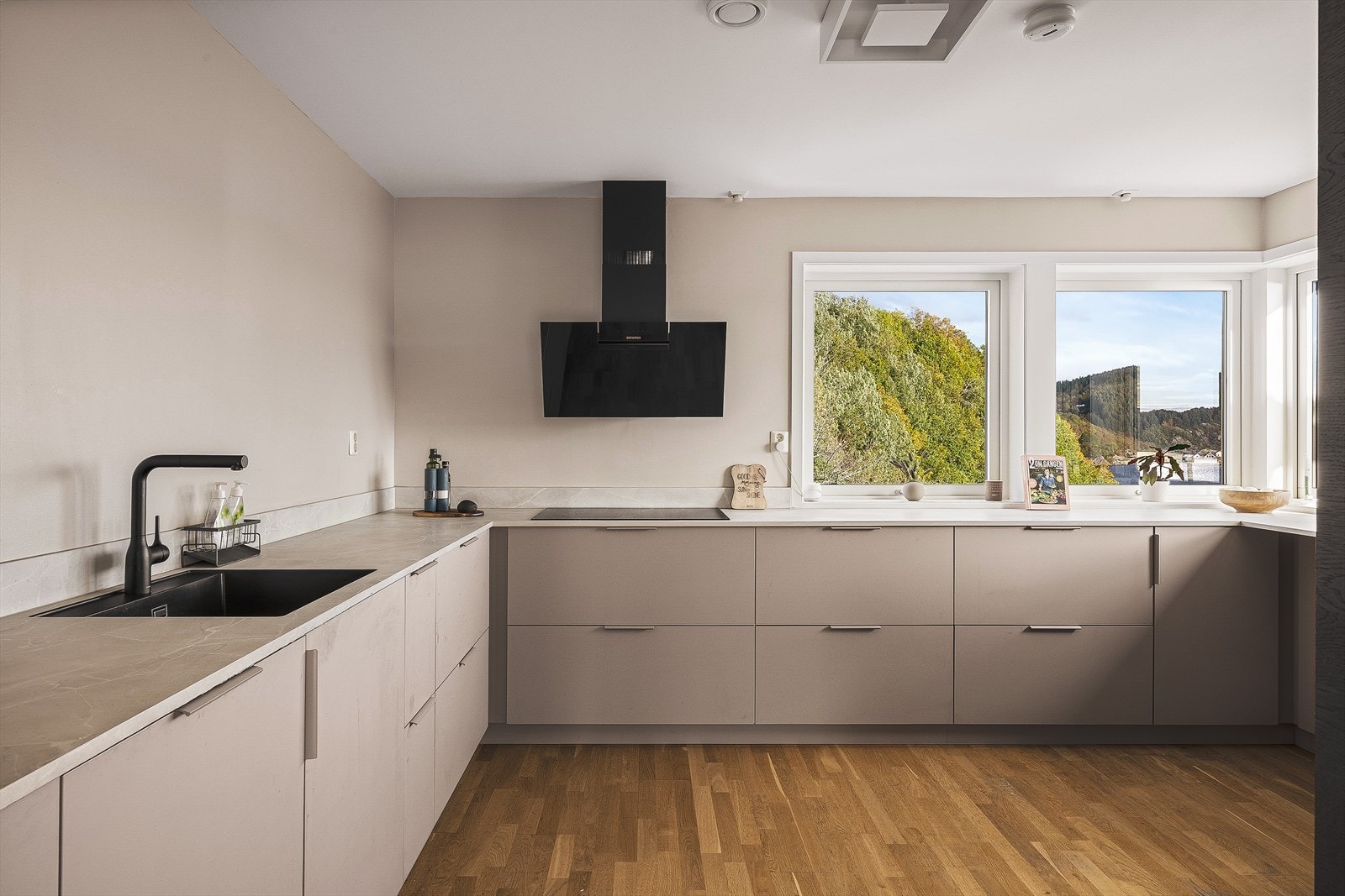 Kjøkkenet er elegant og holder høy standard Galleribilde