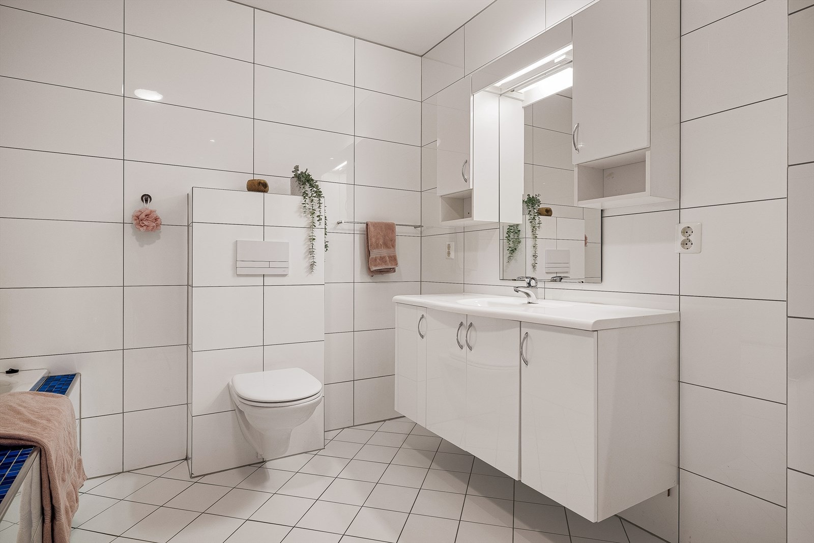 Og har innredning med nedfelt servant, veggmontert toalett, badekar og opplegg for vaskemaskin. Galleribilde